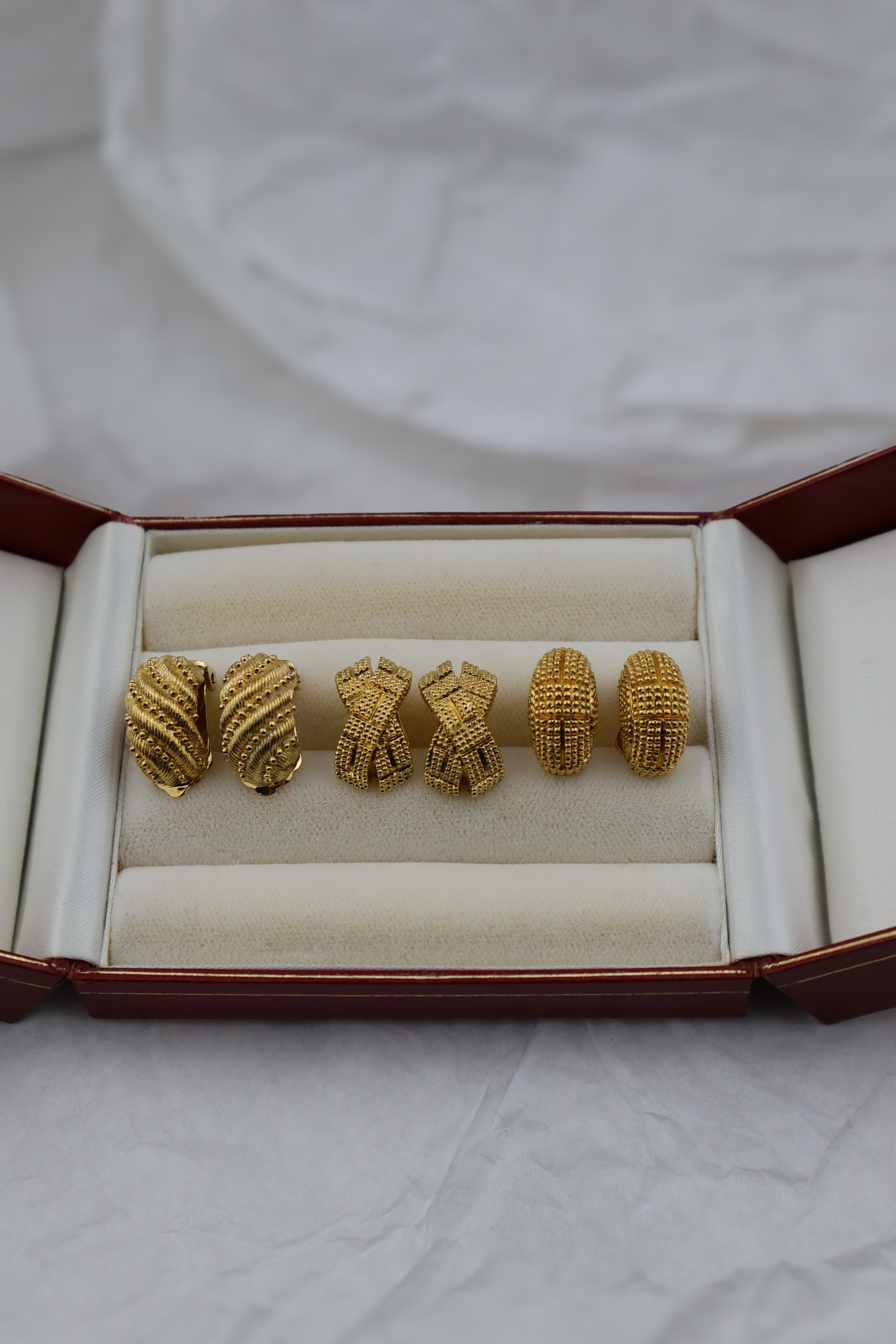 Dior – klipsy z falowaną fakturą