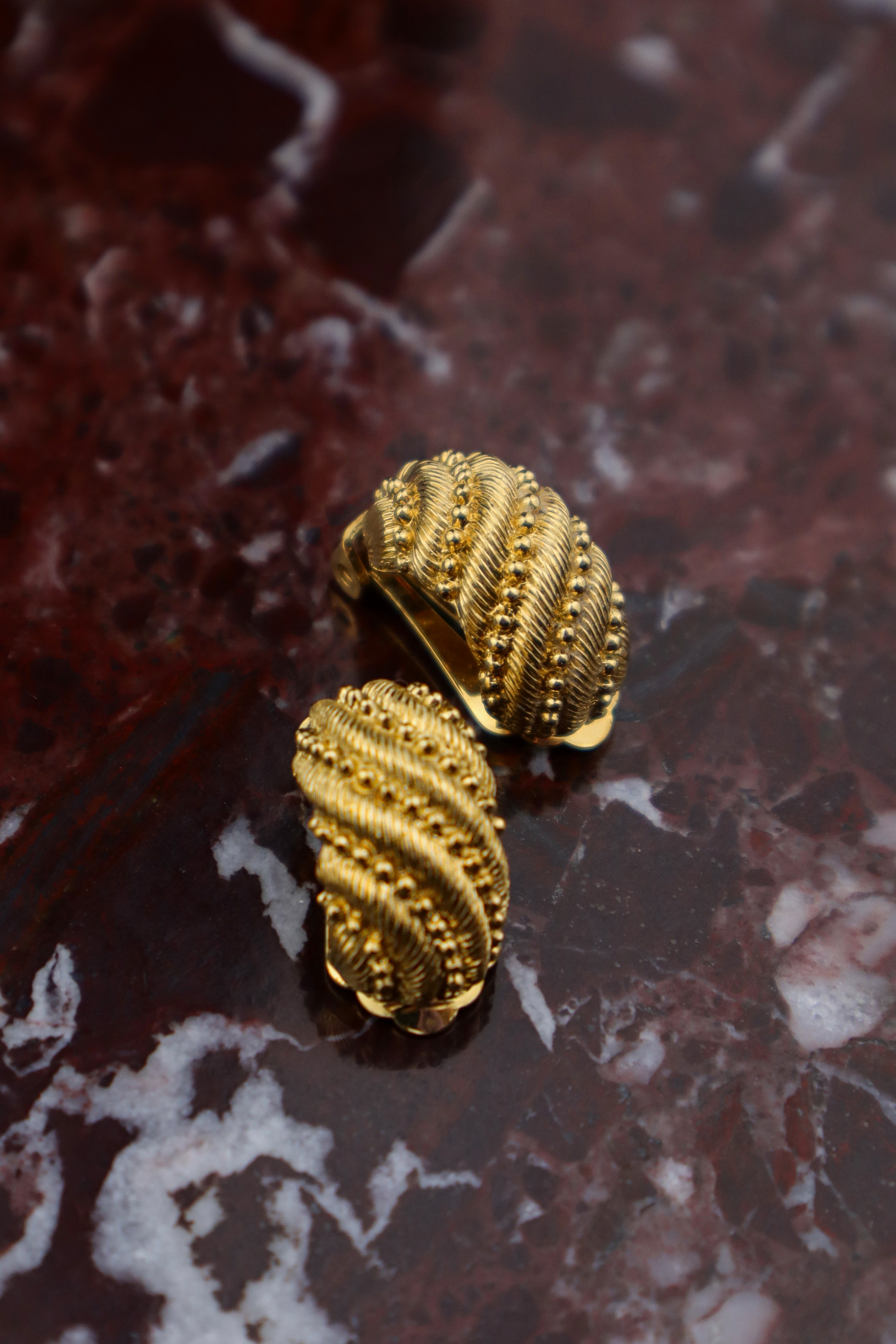 Dior – klipsy z falowaną fakturą