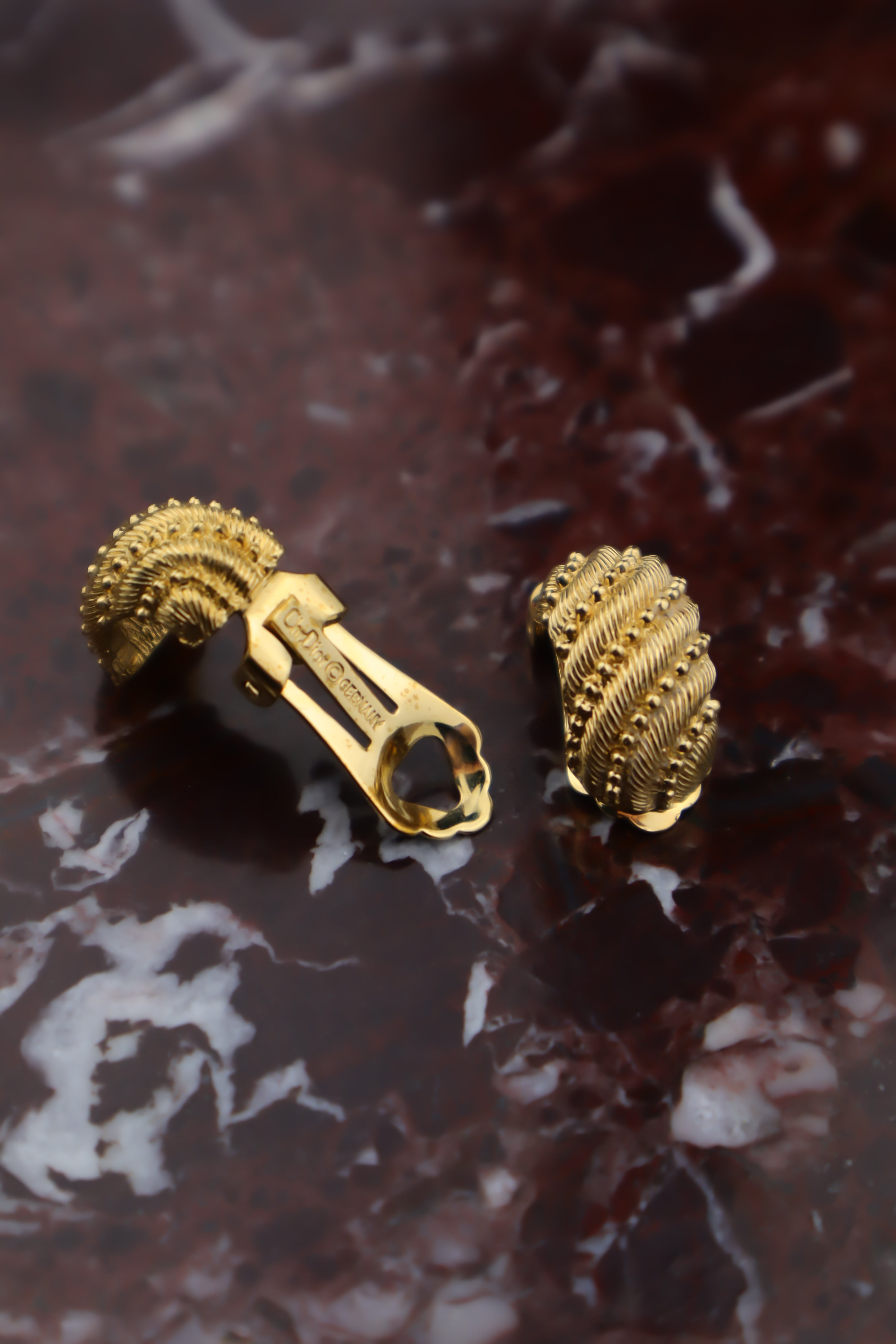 Dior – klipsy z falowaną fakturą