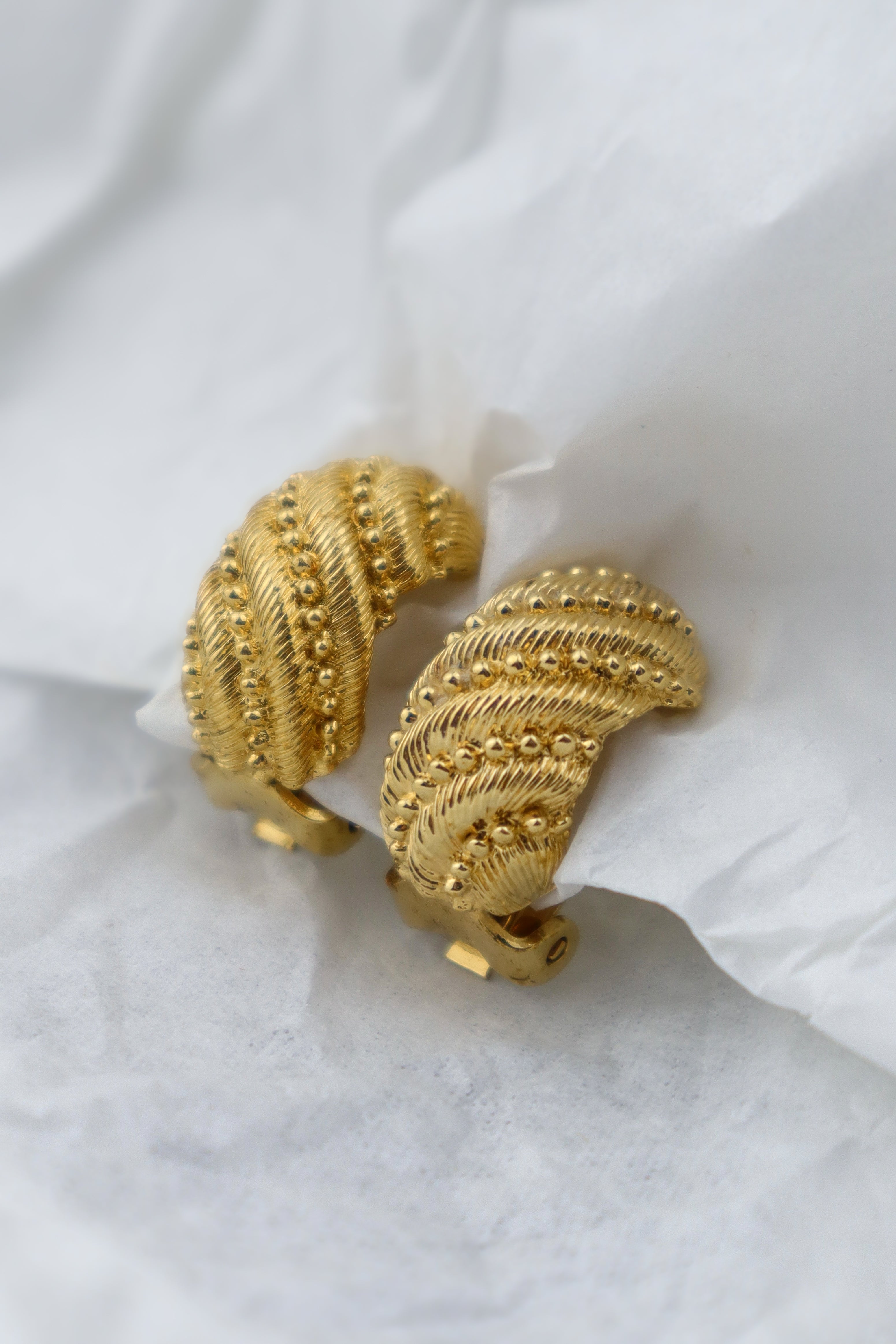 Dior – klipsy z falowaną fakturą