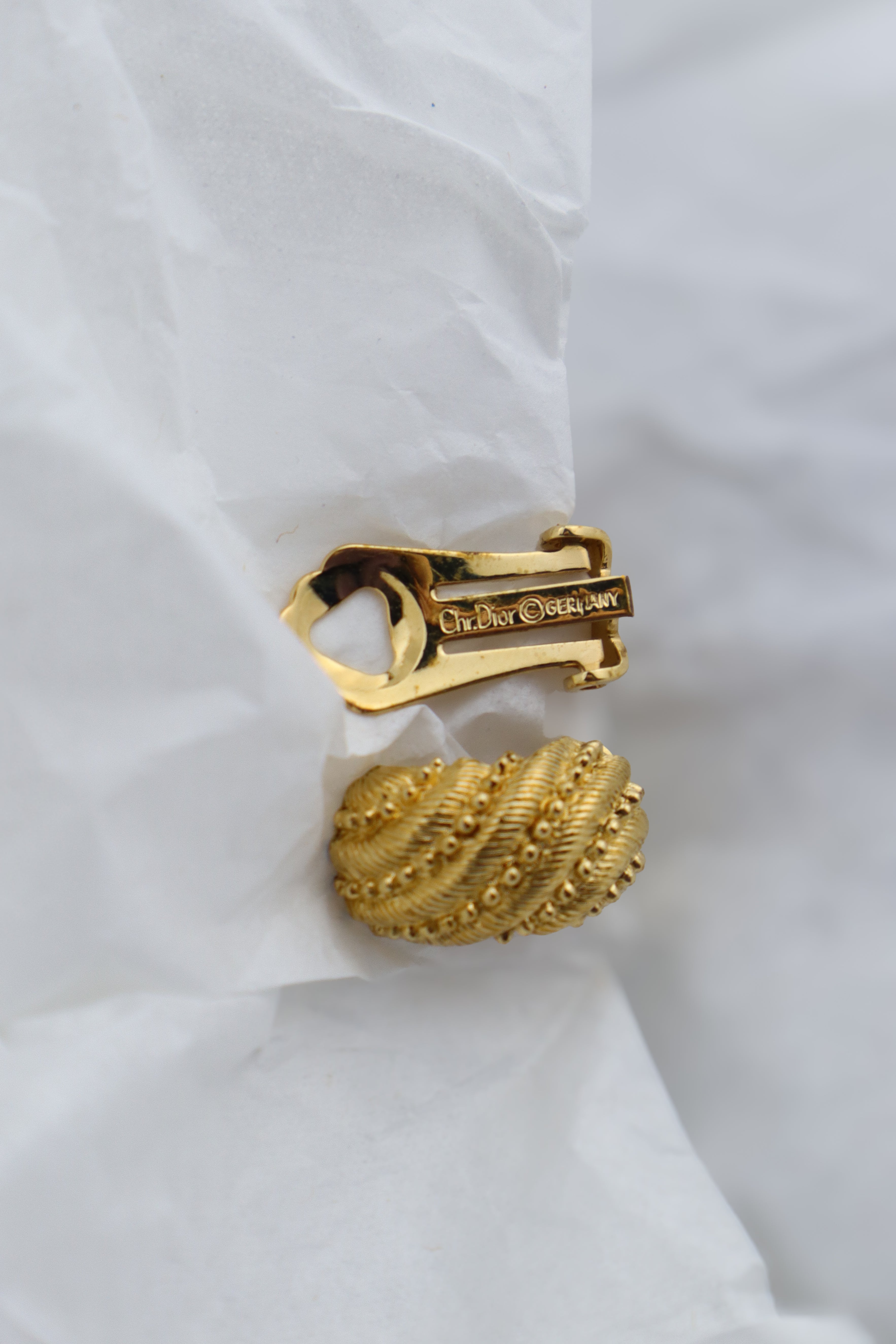 Dior – klipsy z falowaną fakturą