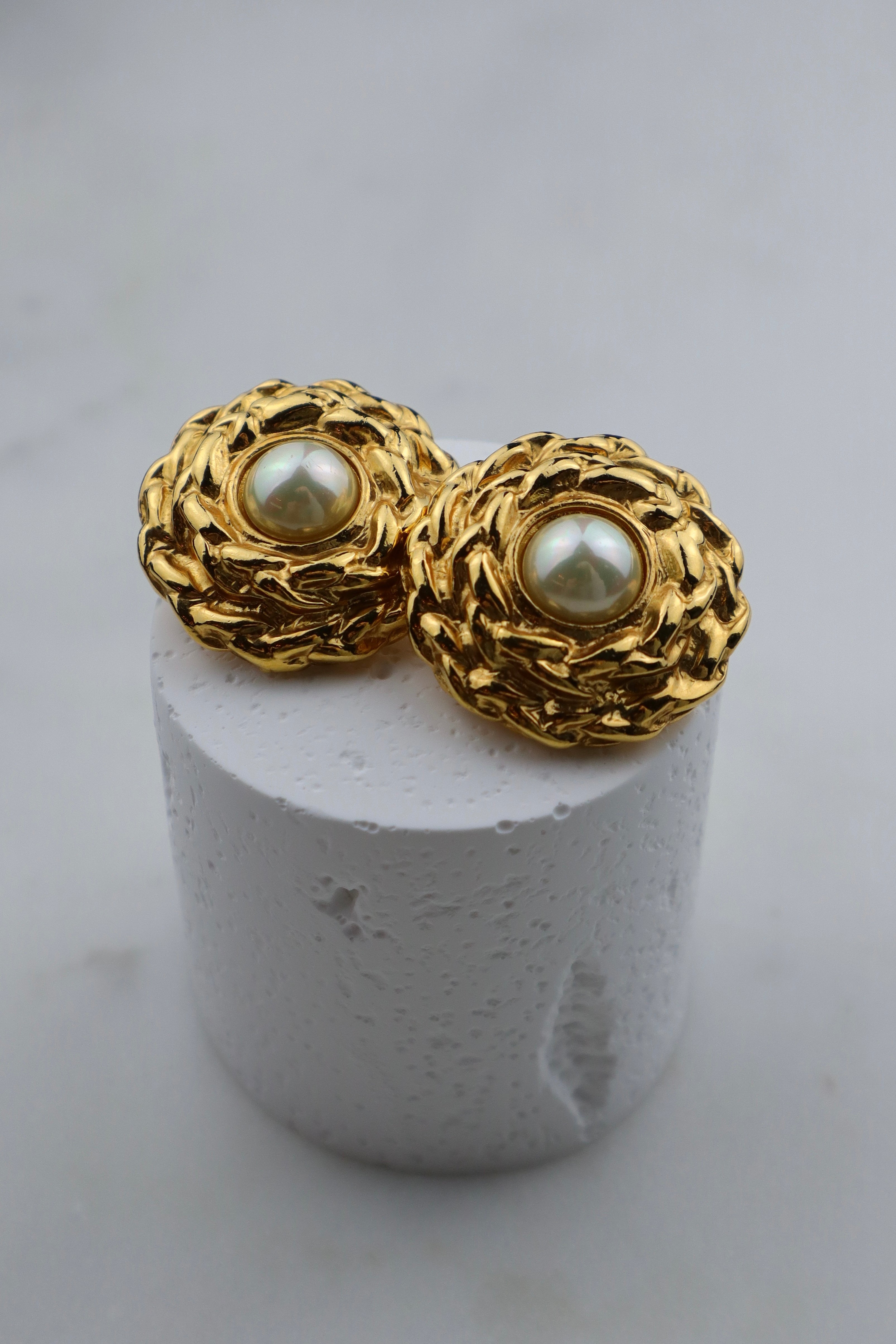 Yves Saint Laurent - 24k złocone klipsy z perłą
