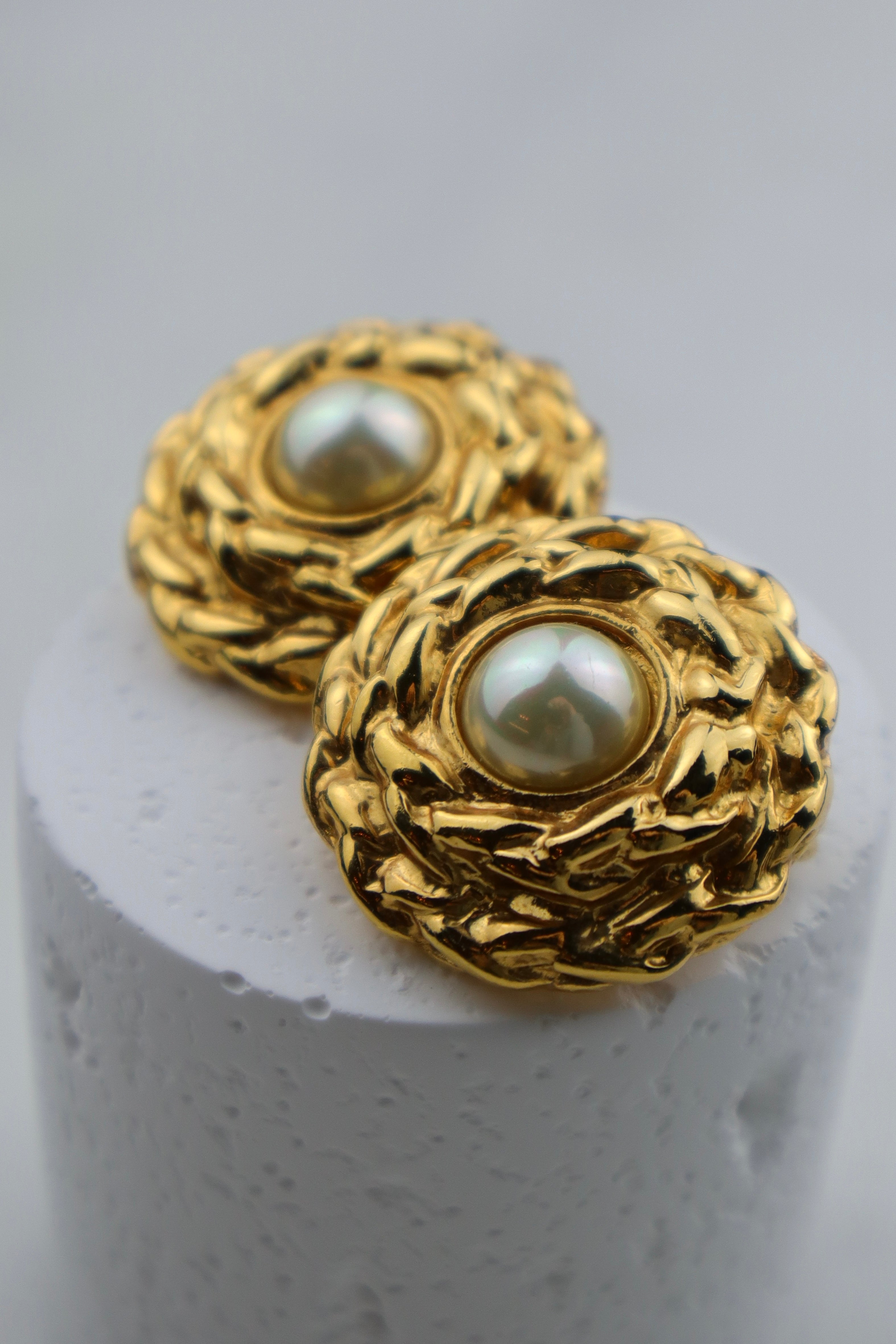 Yves Saint Laurent - 24k złocone klipsy z perłą