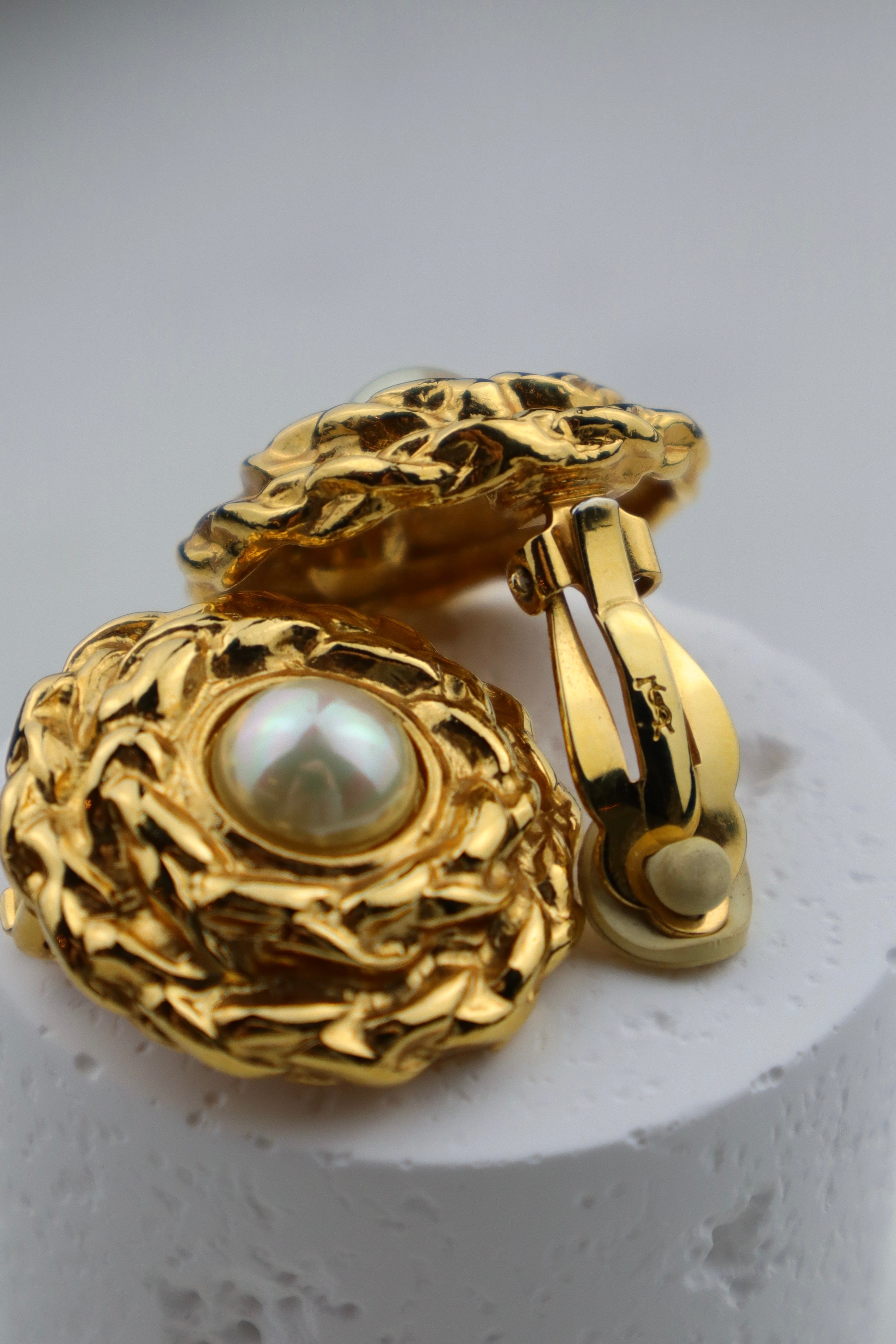 Yves Saint Laurent - 24k złocone klipsy z perłą