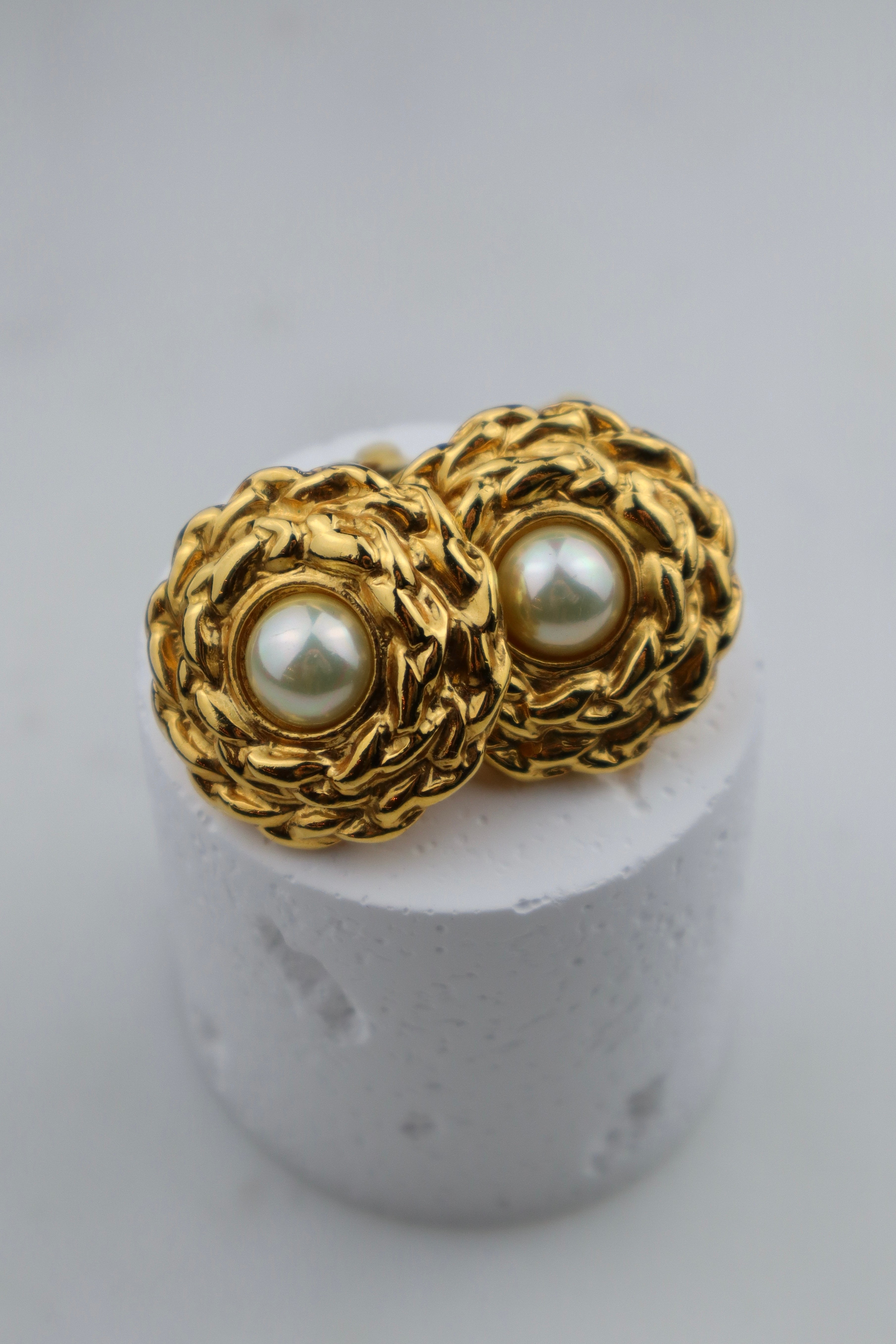 Yves Saint Laurent - 24k złocone klipsy z perłą