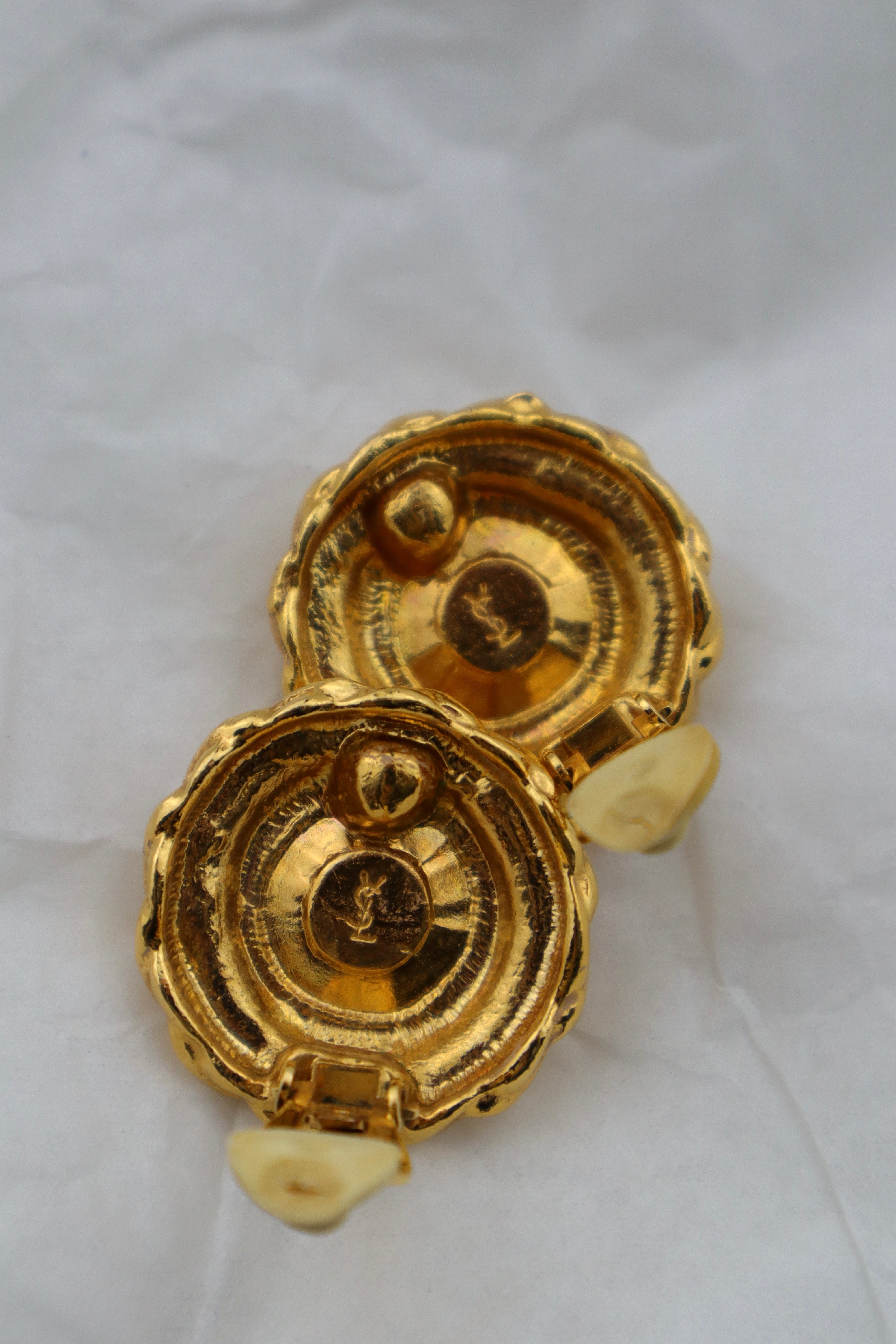 Yves Saint Laurent - 24k złocone klipsy z perłą