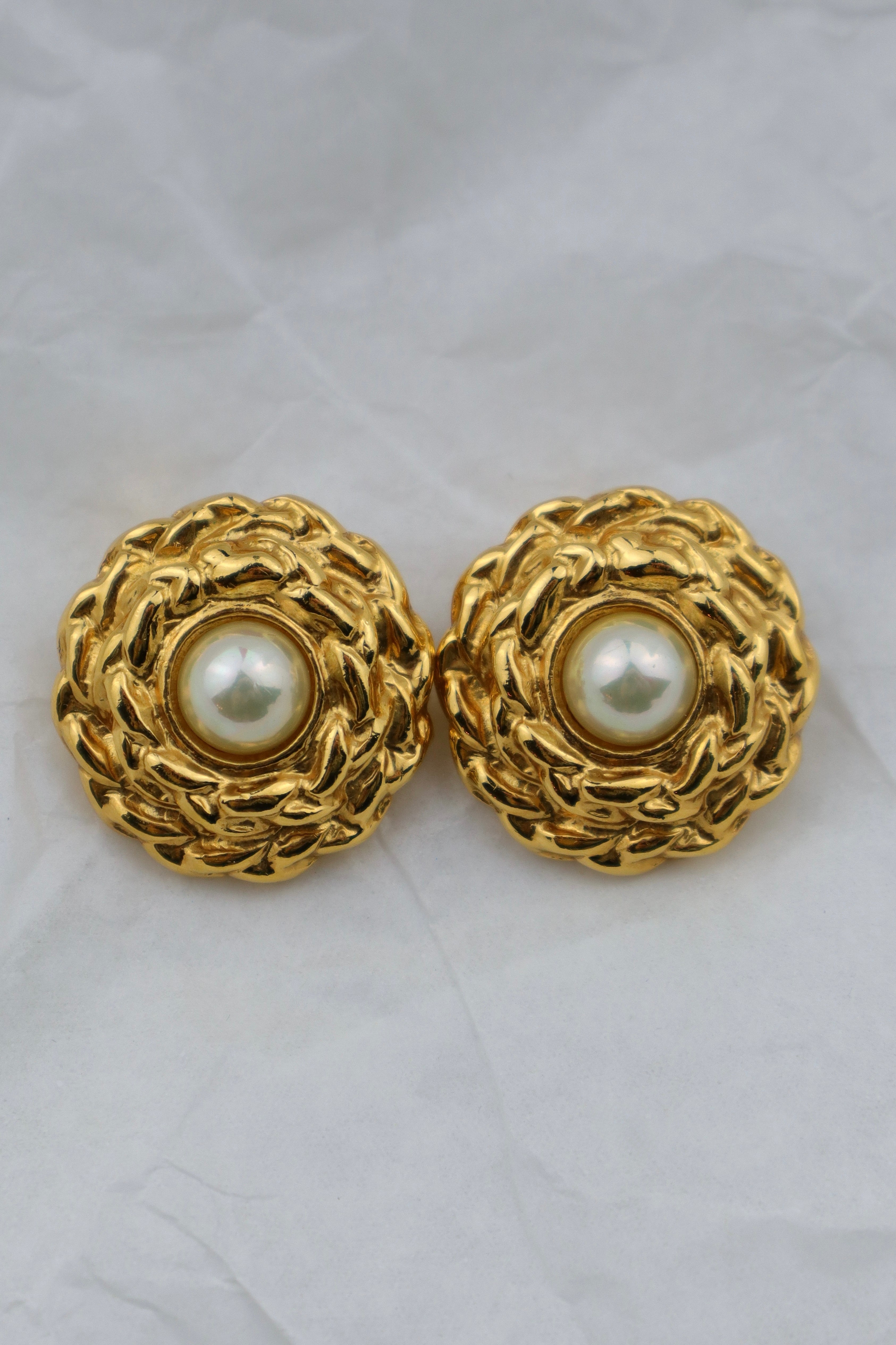 Yves Saint Laurent - 24k złocone klipsy z perłą