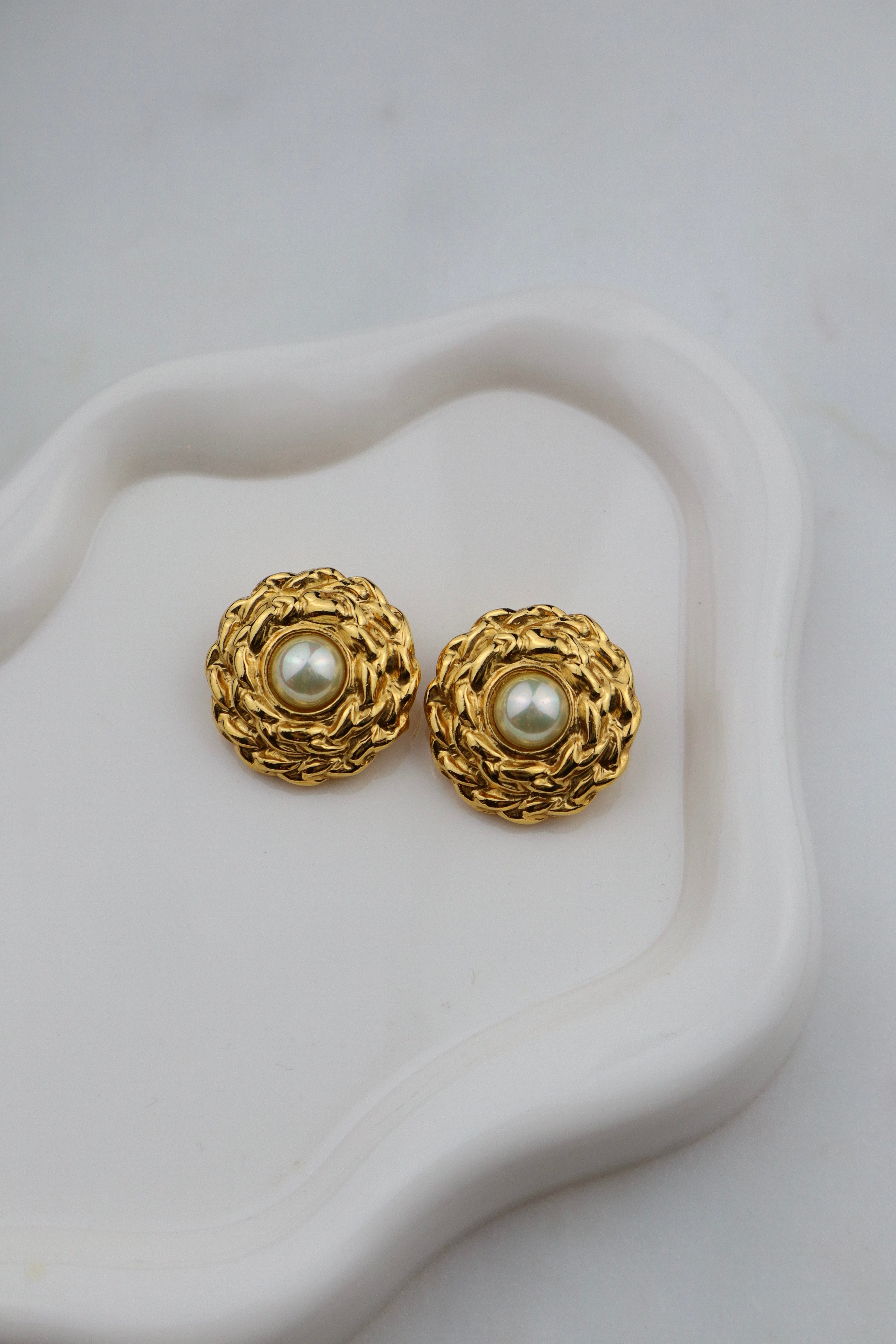 Yves Saint Laurent - 24k złocone klipsy z perłą