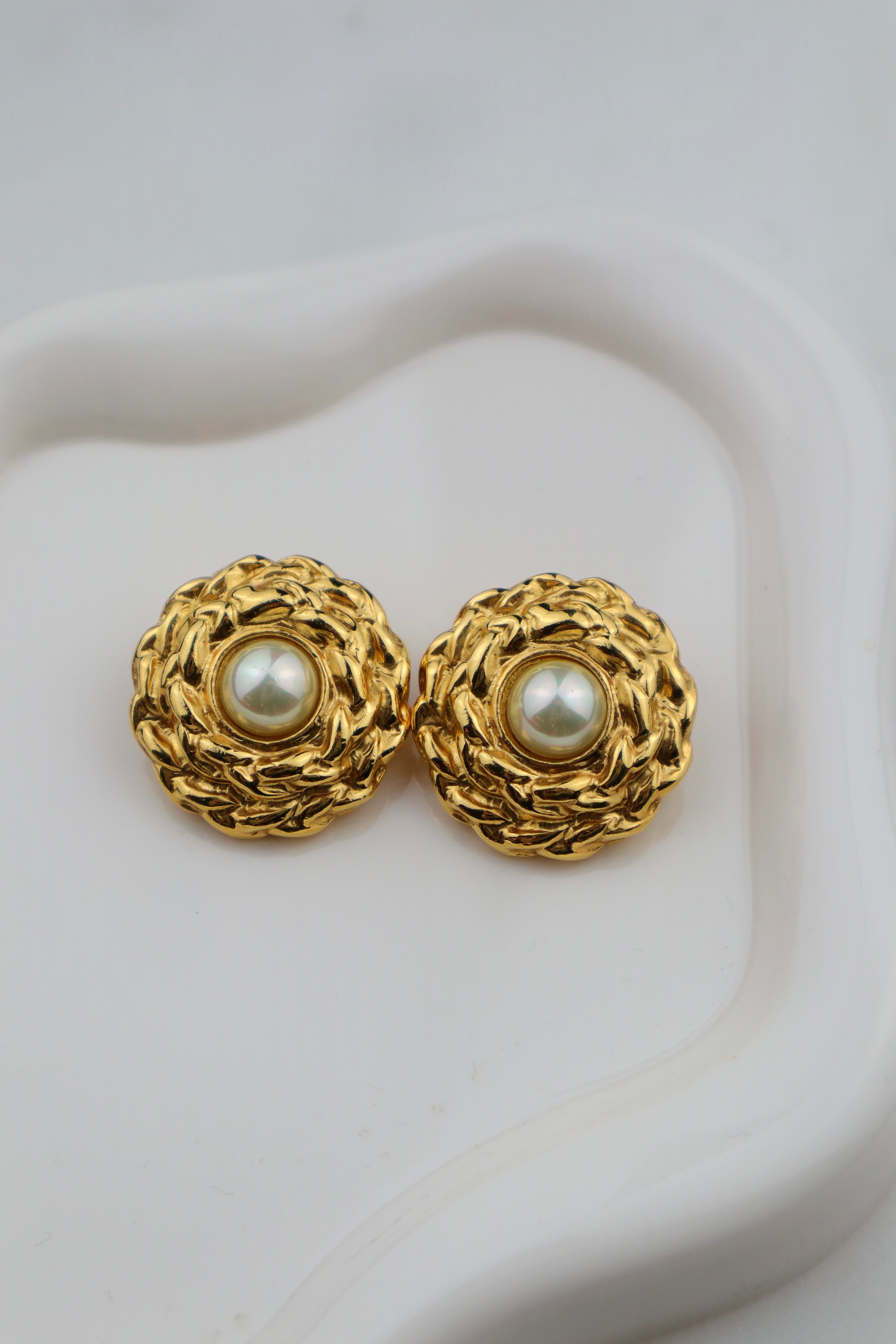 Yves Saint Laurent - 24k złocone klipsy z perłą