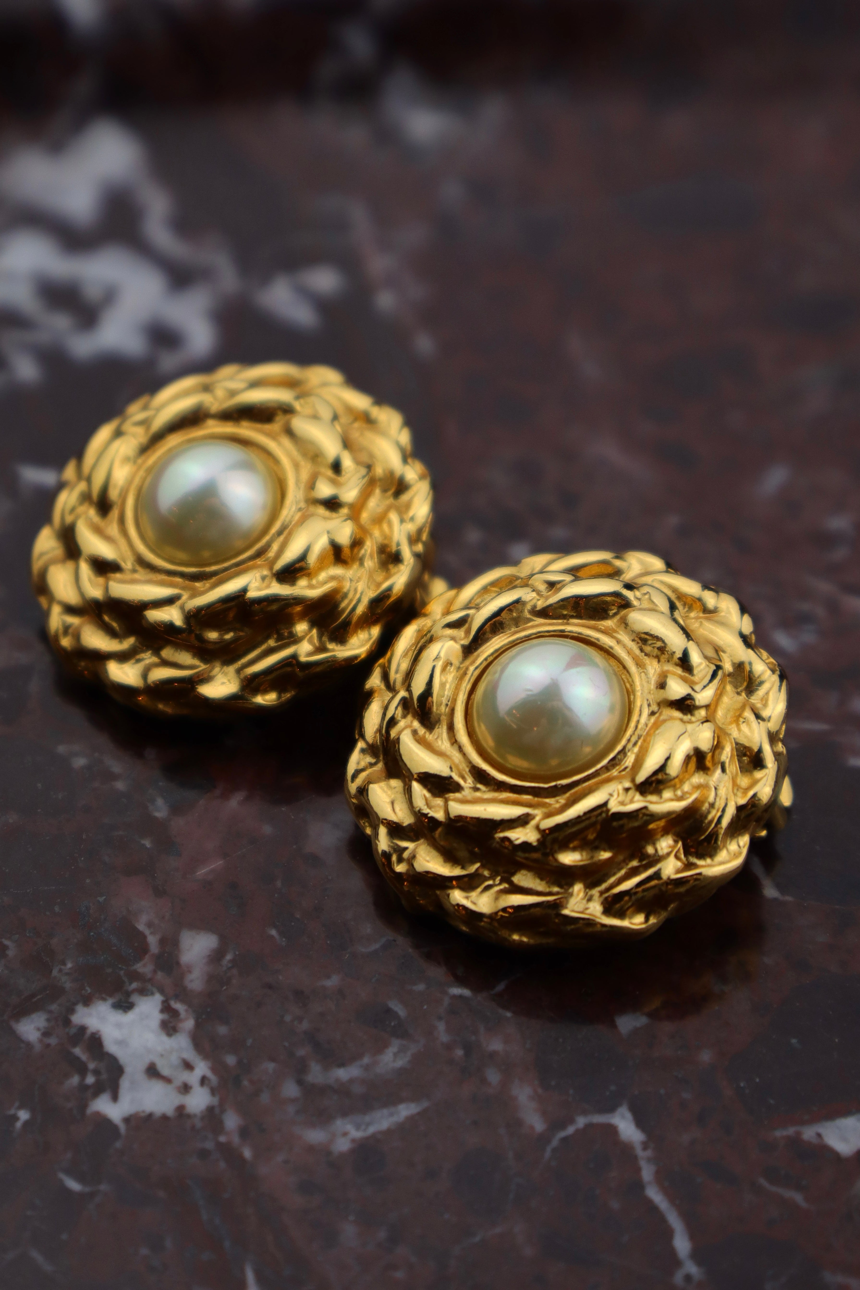 Yves Saint Laurent - 24k złocone klipsy z perłą