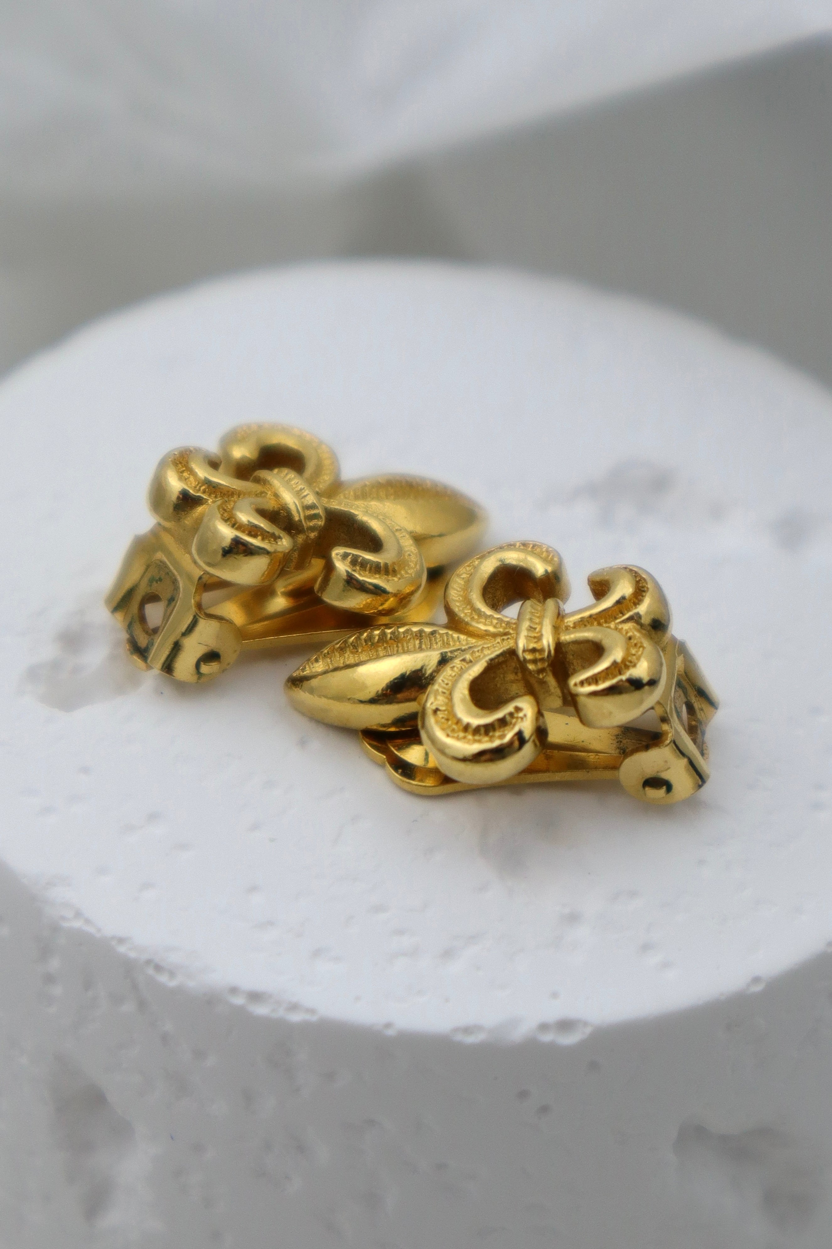 Christian Dior - pozłacane klipsy fleur-de-lis
