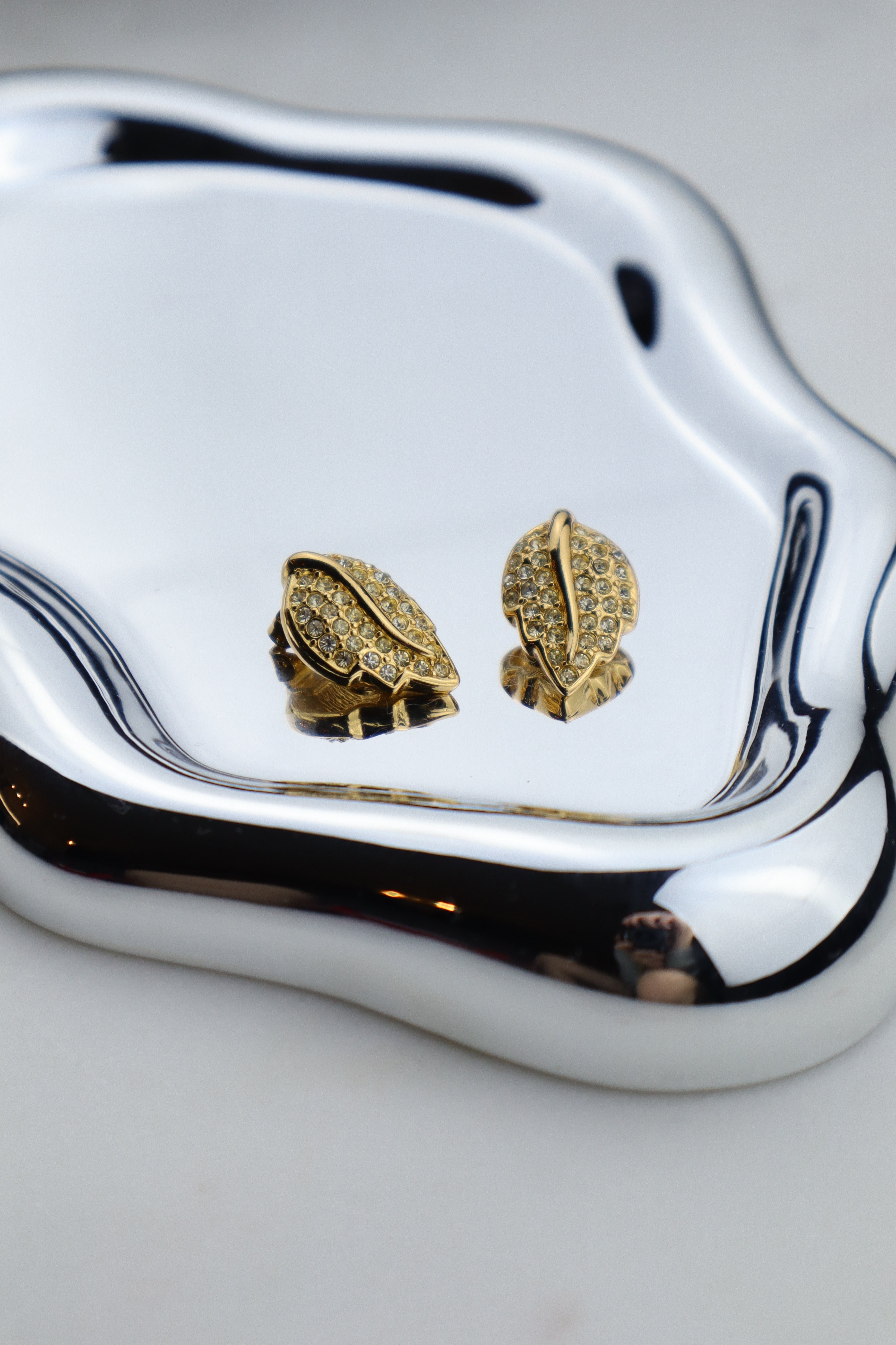 Christian Dior - pozłacane klipsy listki z kryształkami