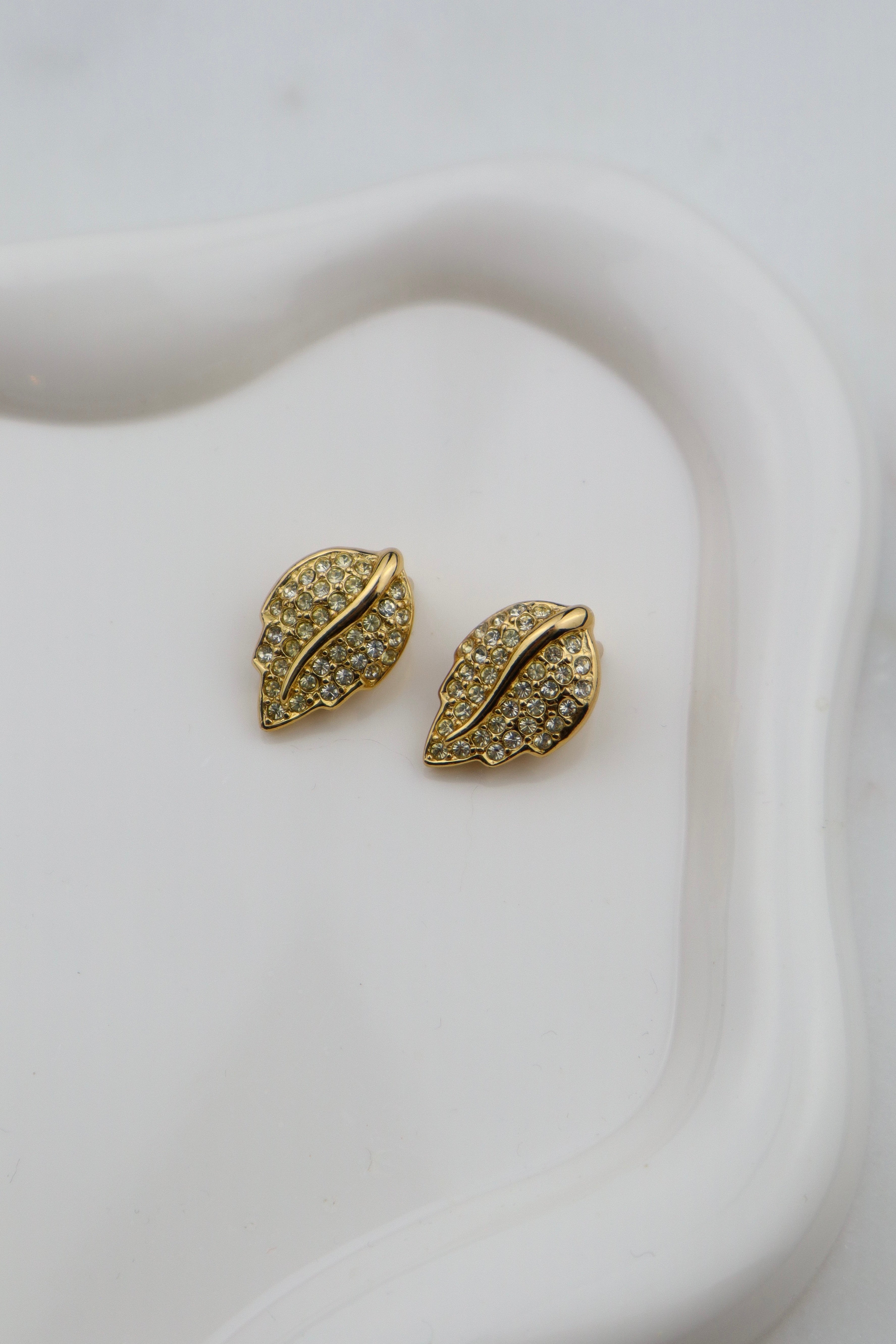 Christian Dior - pozłacane klipsy listki z kryształkami