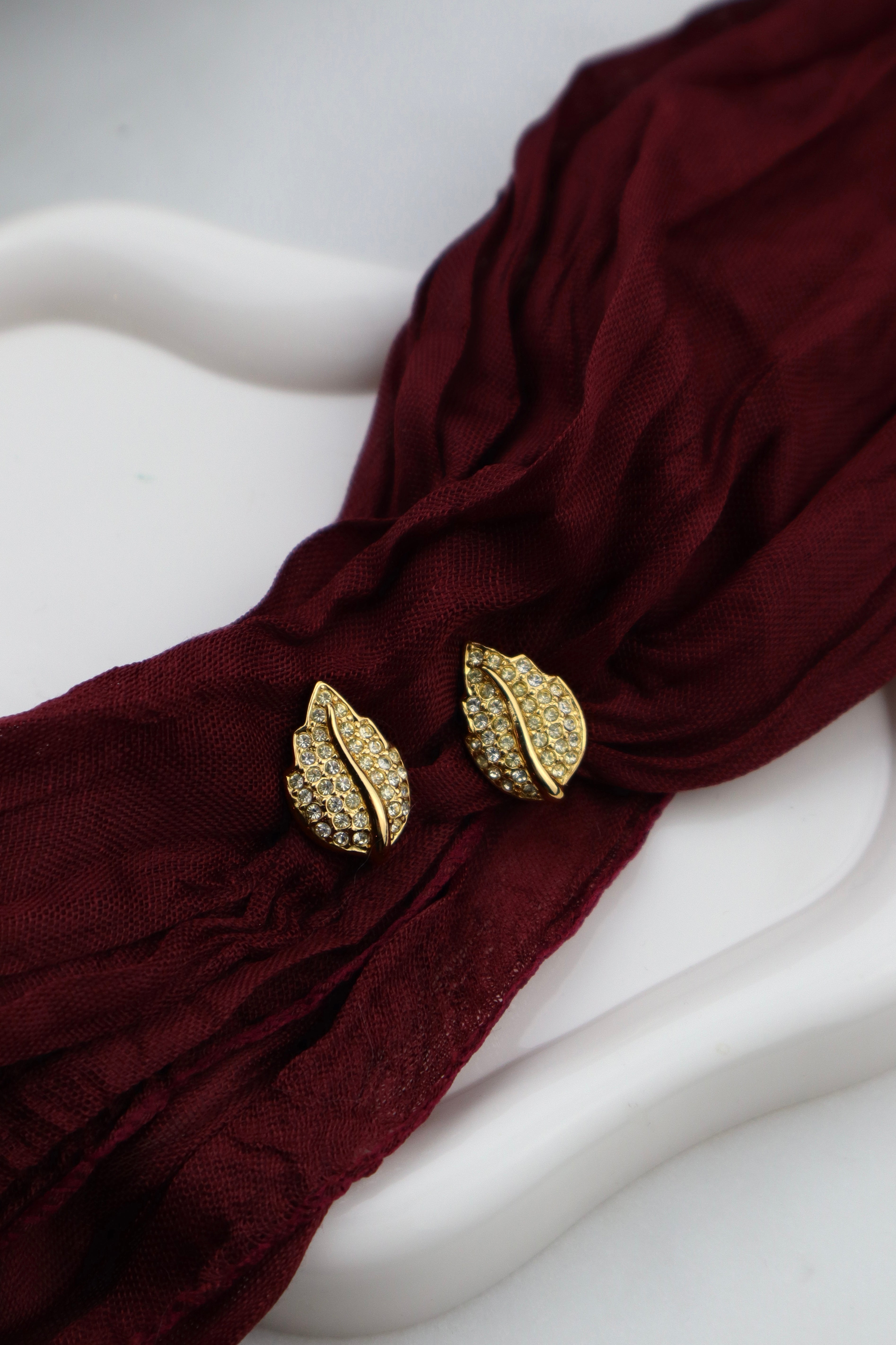 Christian Dior - pozłacane klipsy listki z kryształkami