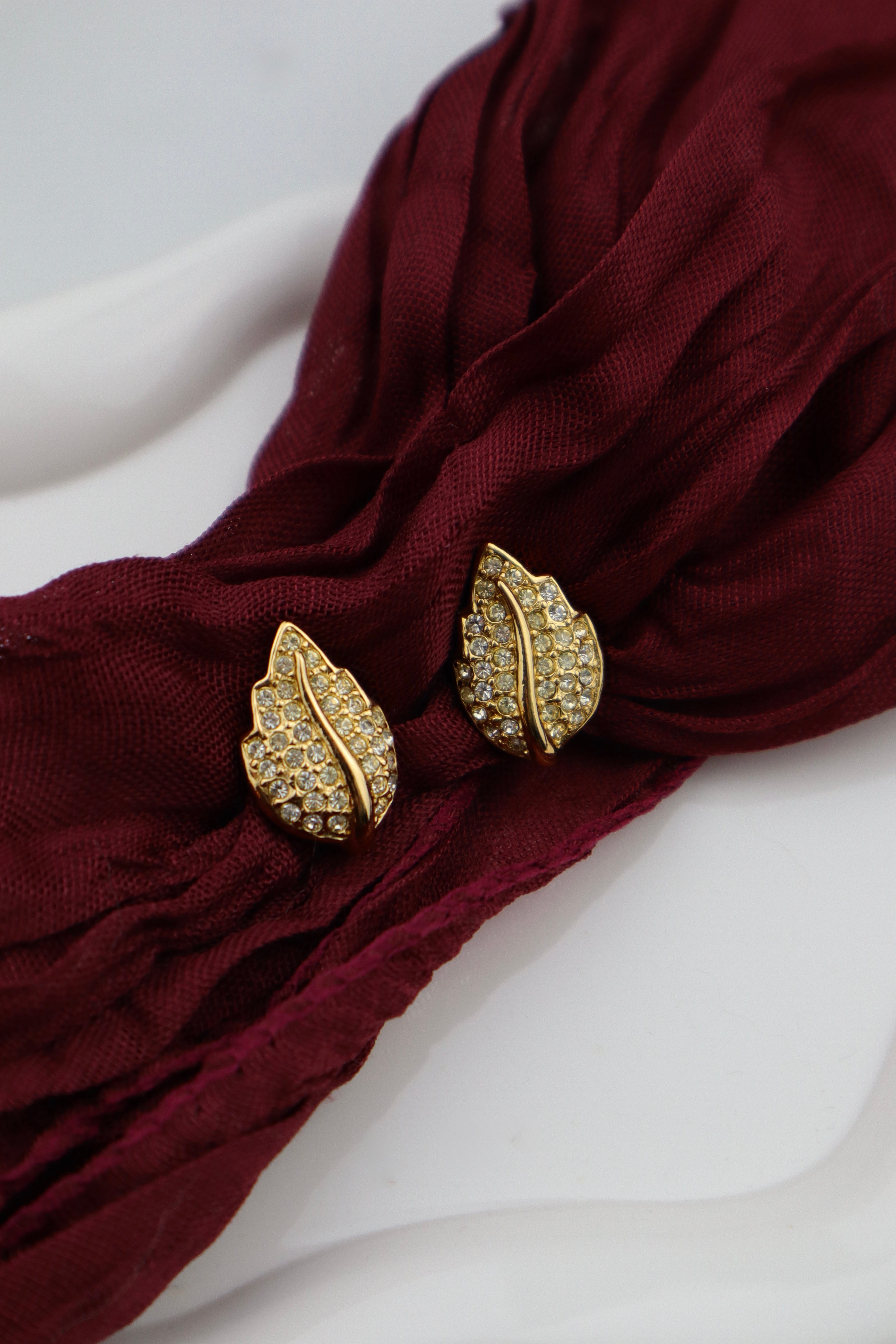 Christian Dior - pozłacane klipsy listki z kryształkami