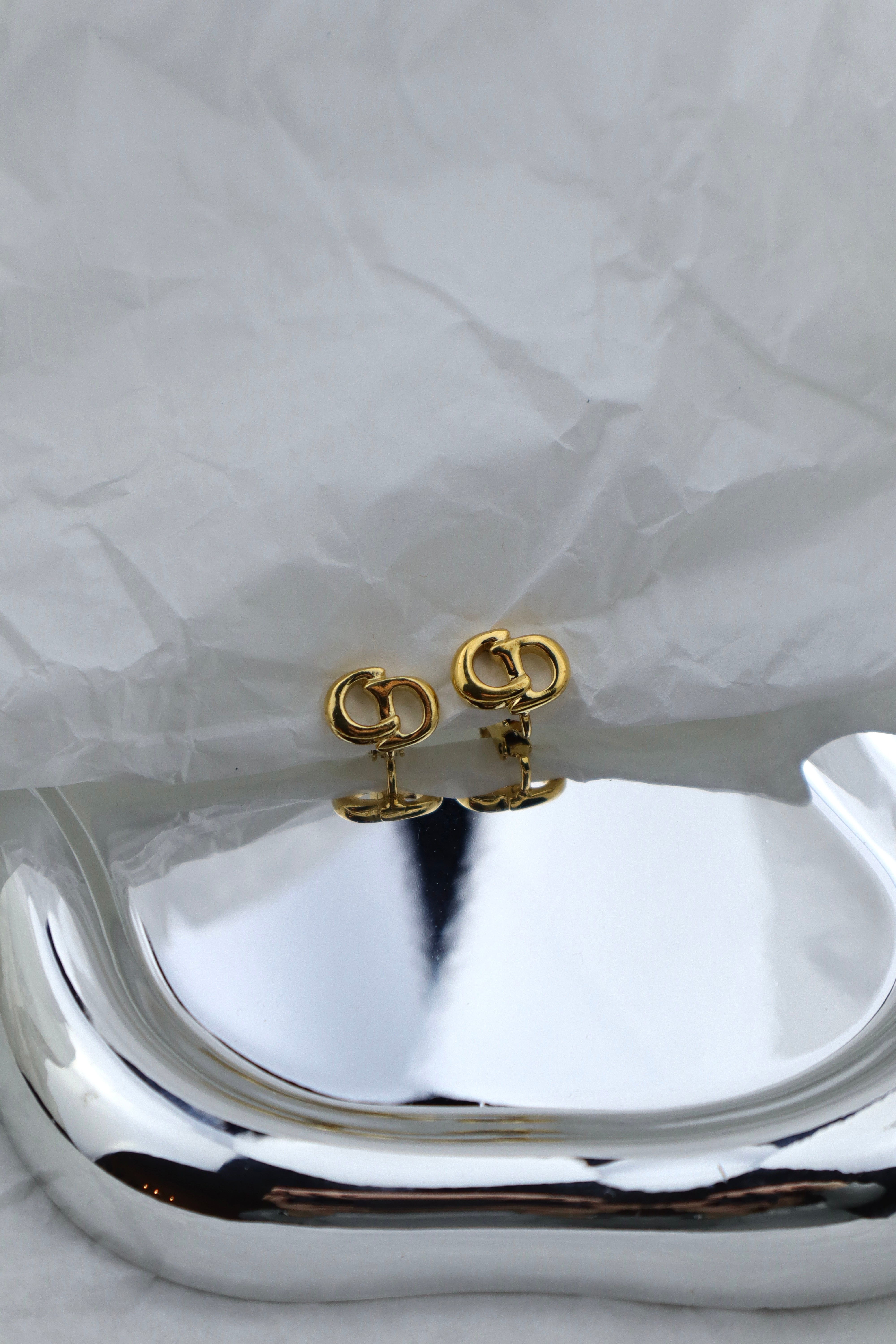 Christian Dior - pozłacane klipsy "CD"