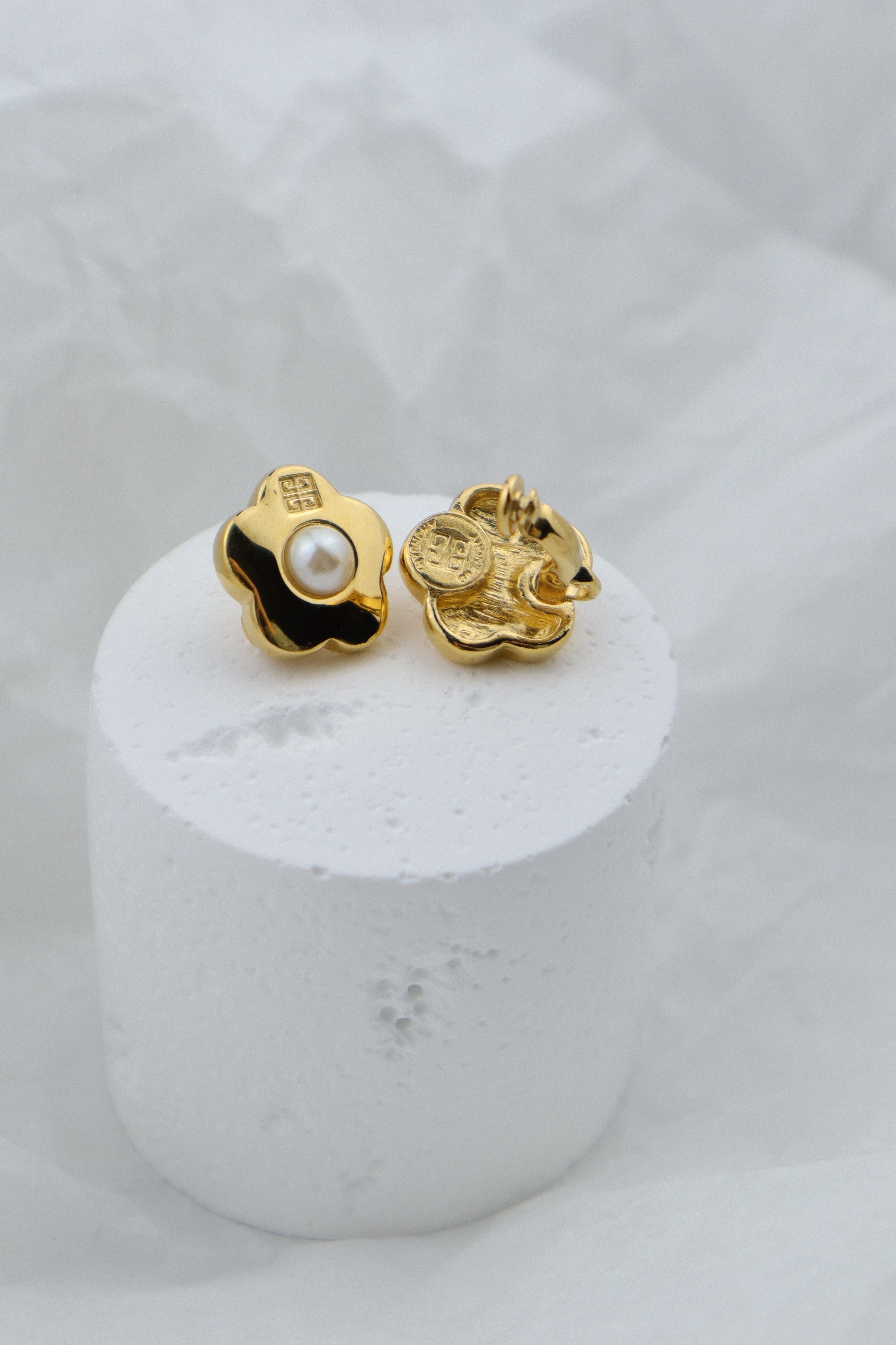 Givenchy - pozłacane klipsy kwiatki z perłą