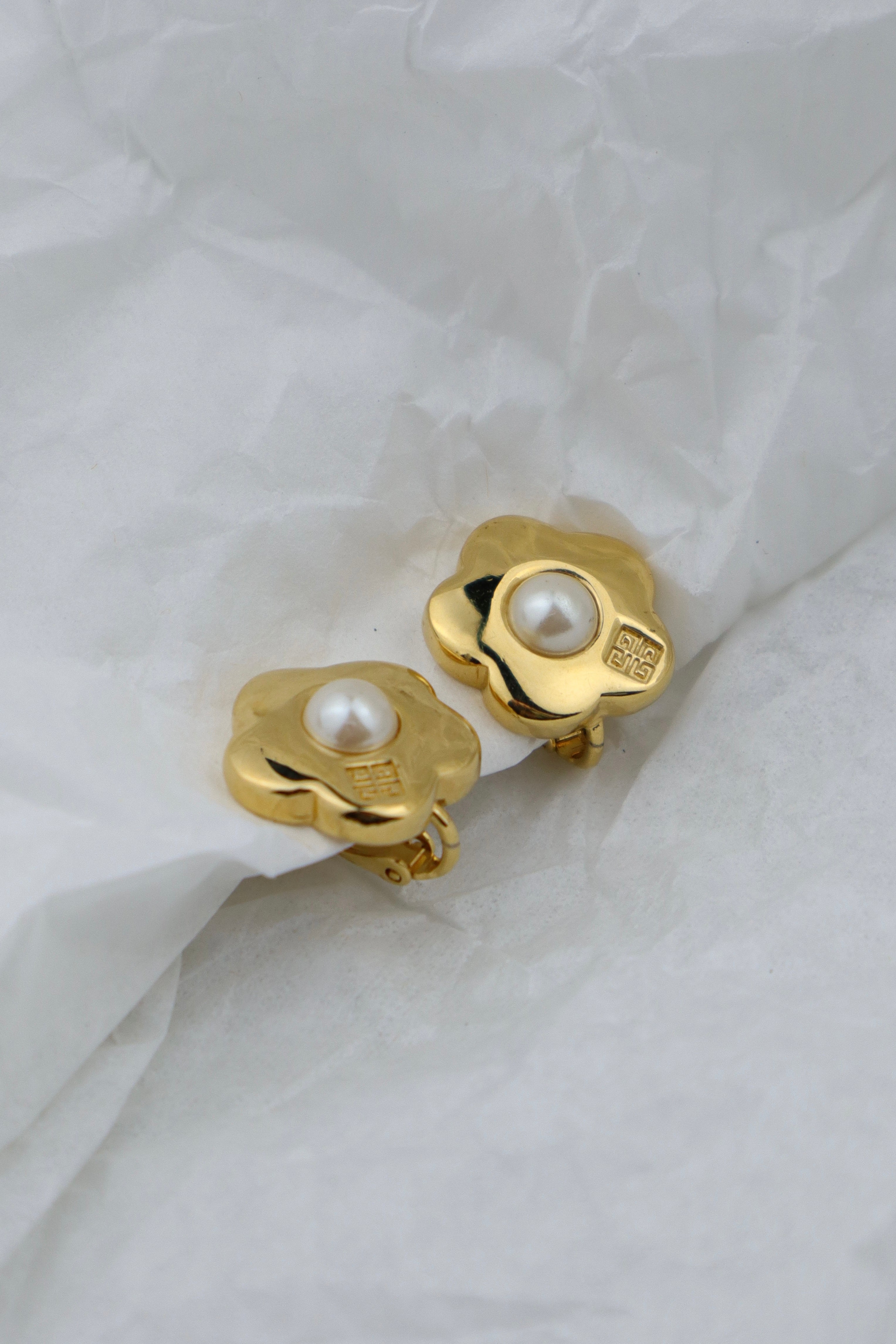 Givenchy - pozłacane klipsy kwiatki z perłą