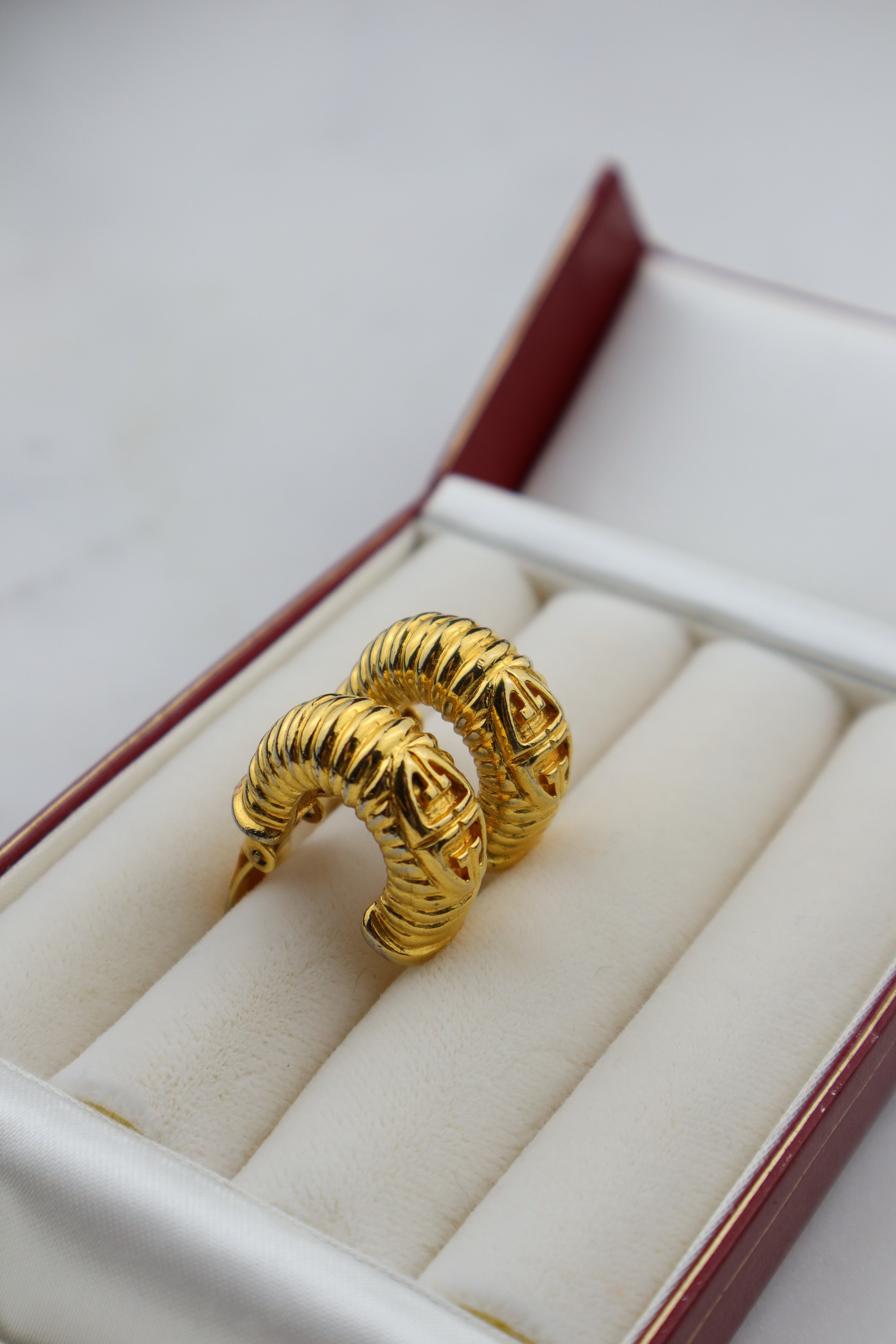 Givenchy - pozłacane klipsy koła