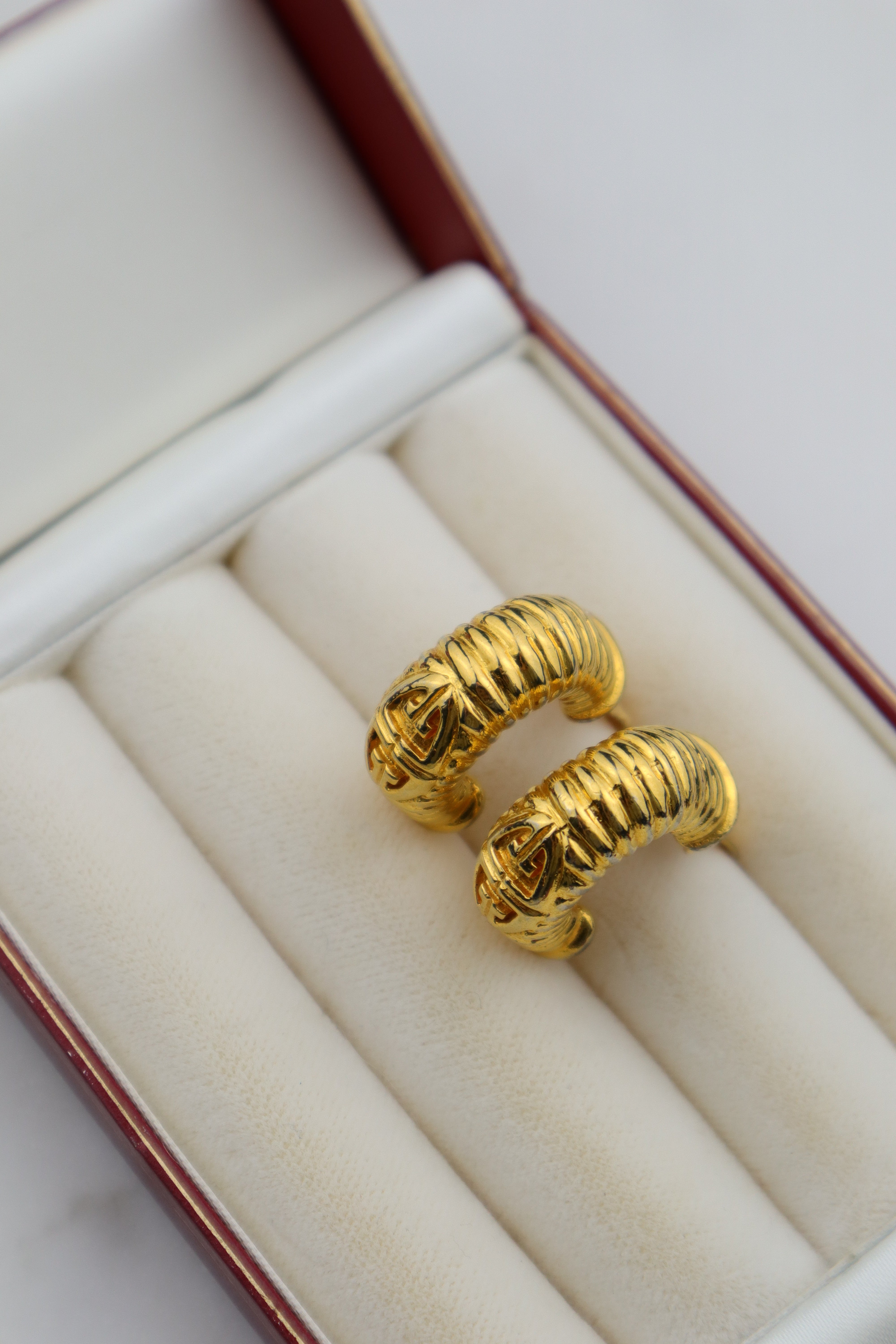 Givenchy - pozłacane klipsy koła