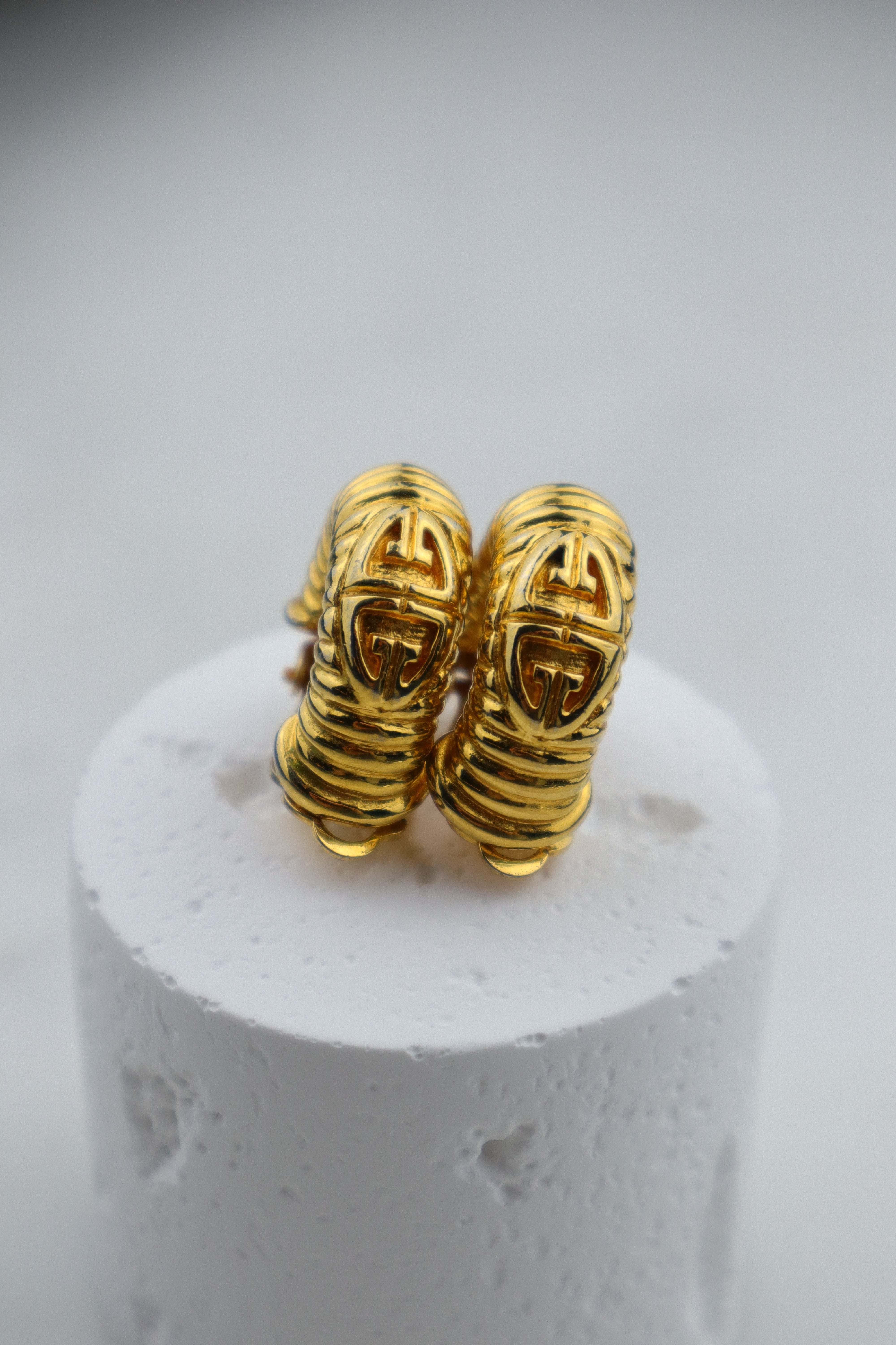 Givenchy - pozłacane klipsy koła