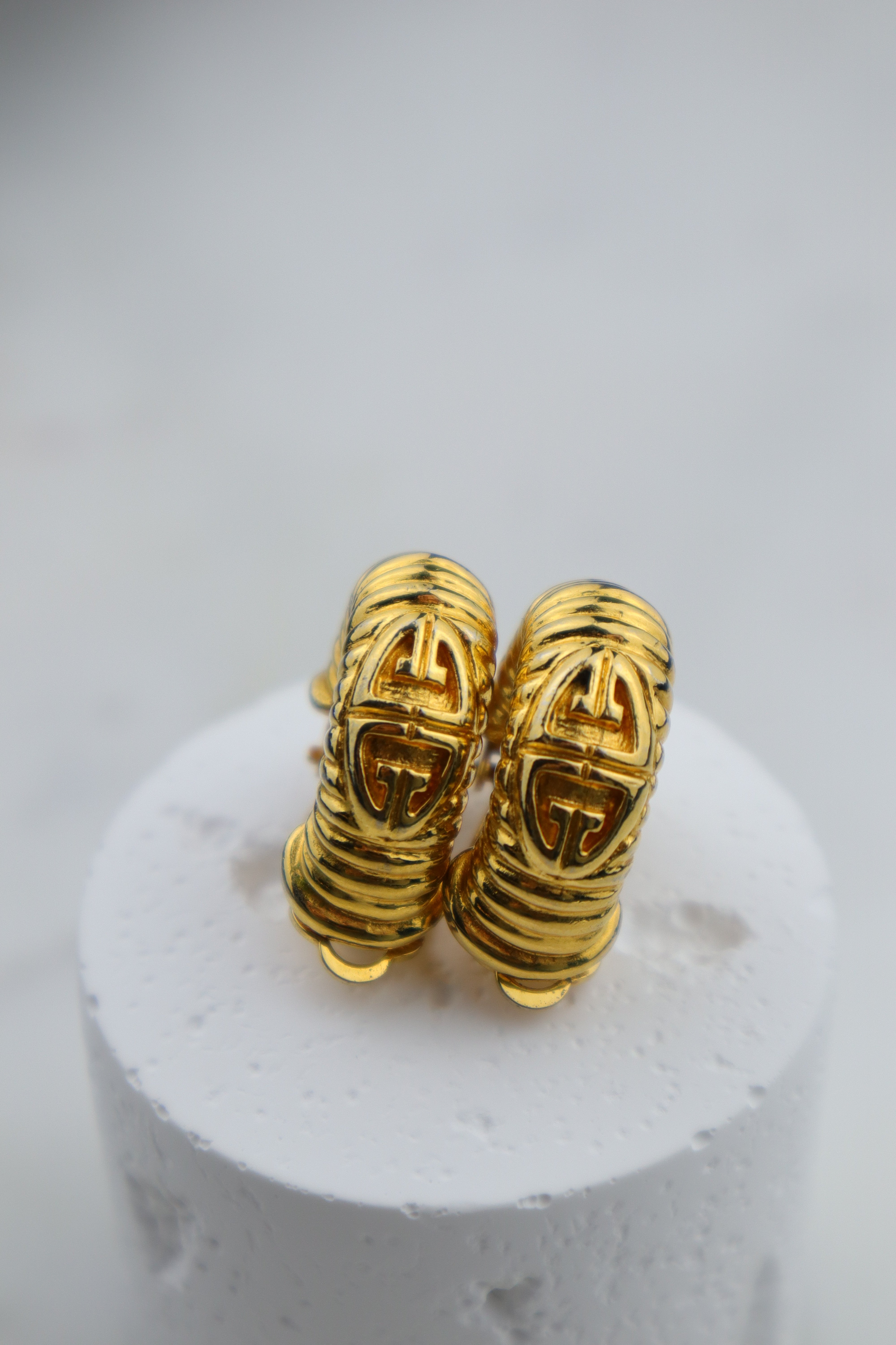 Givenchy - pozłacane klipsy koła