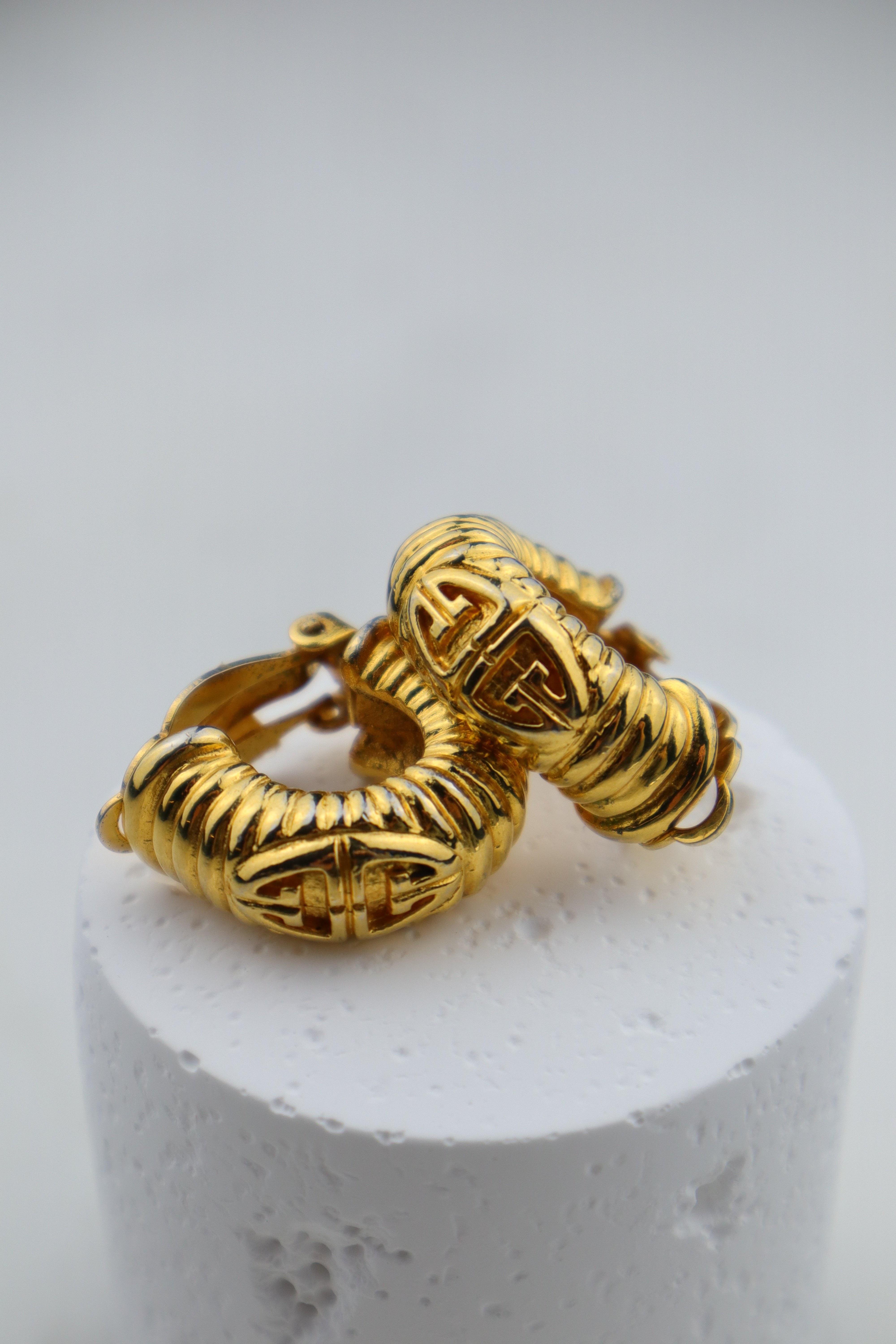 Givenchy - pozłacane klipsy koła