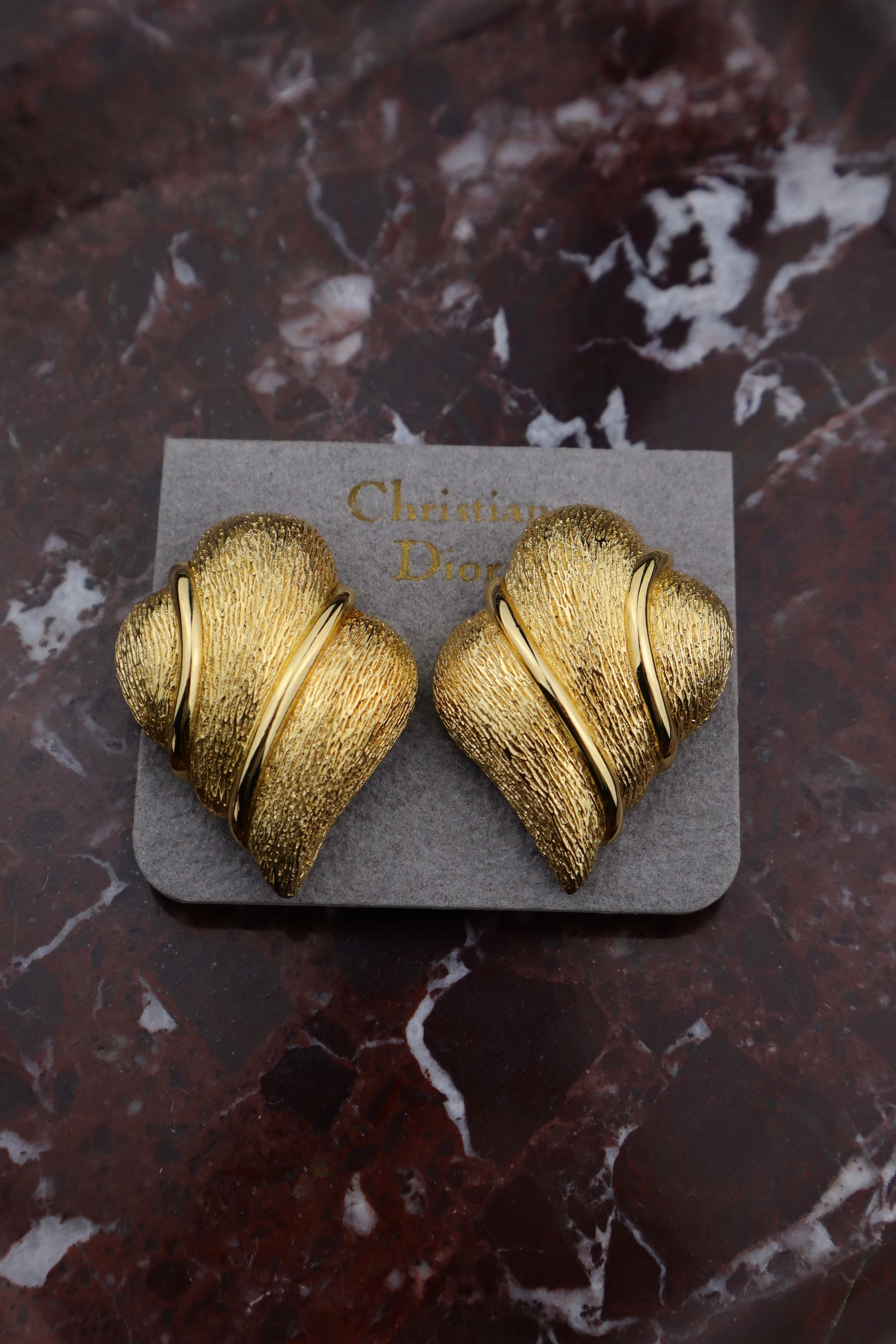 Christian Dior - pozłacane klipsy w kształcie muszli