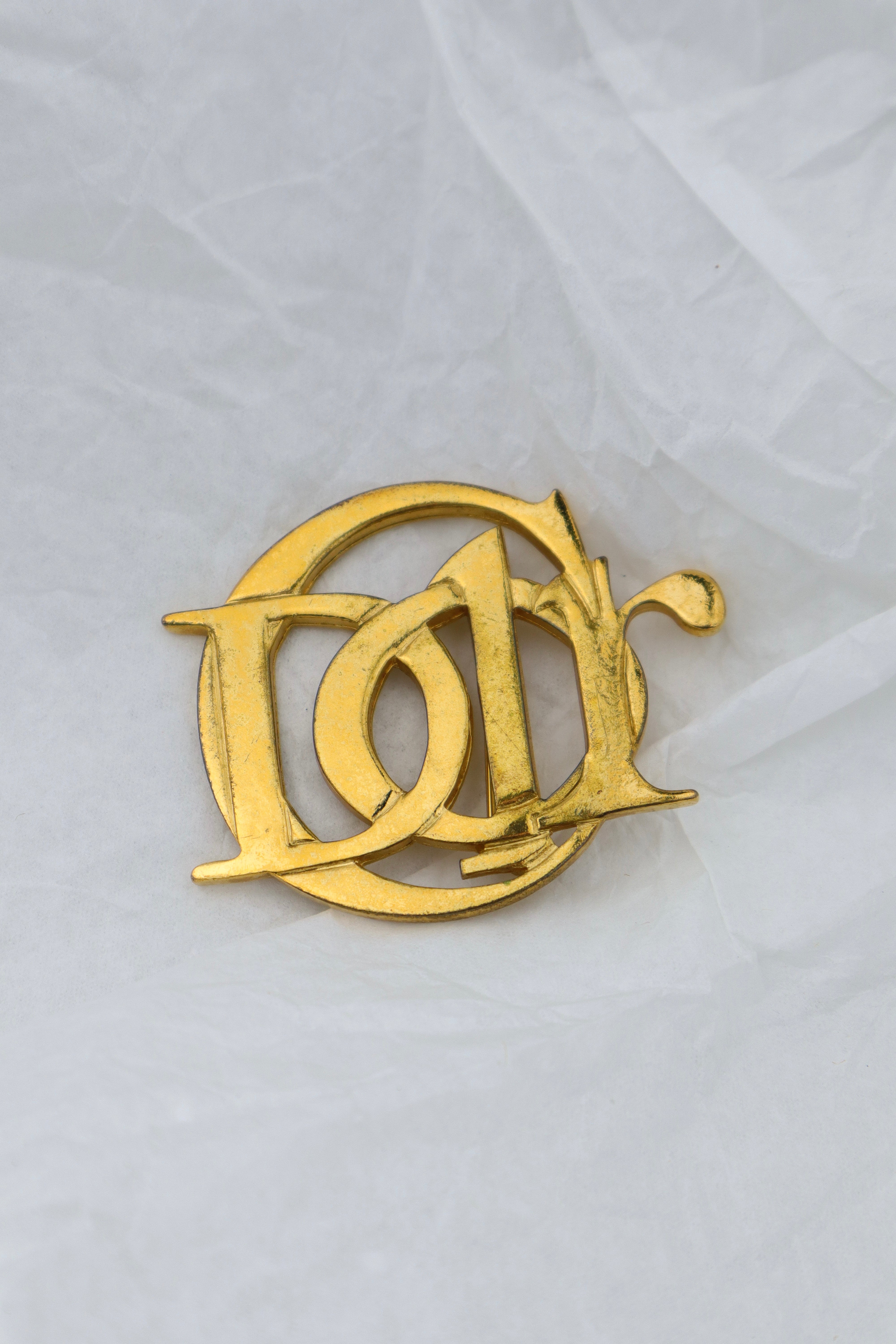 Christian Dior – broszka z monogramem CD, vintage z patyną