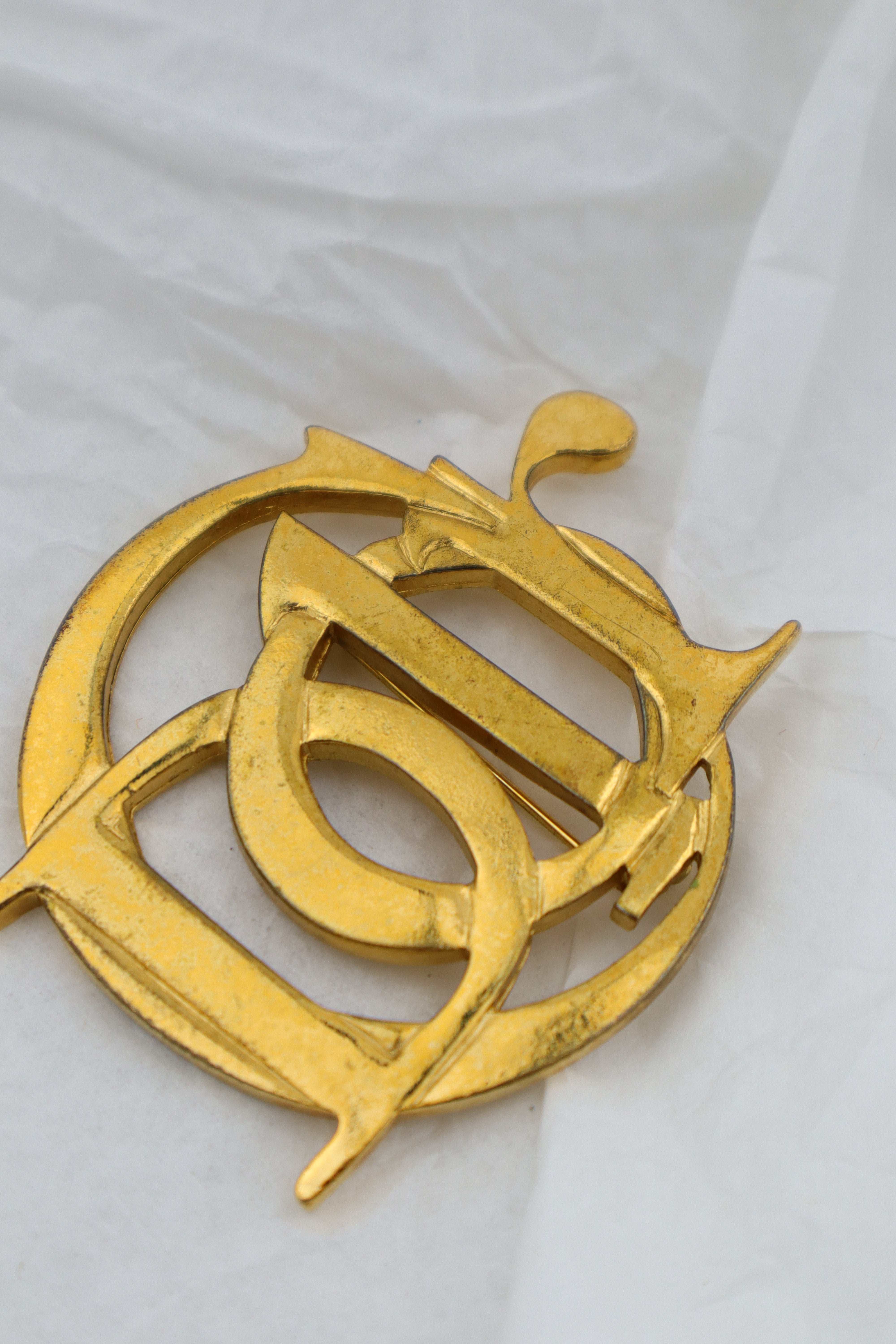 Christian Dior – broszka z monogramem CD, vintage z patyną