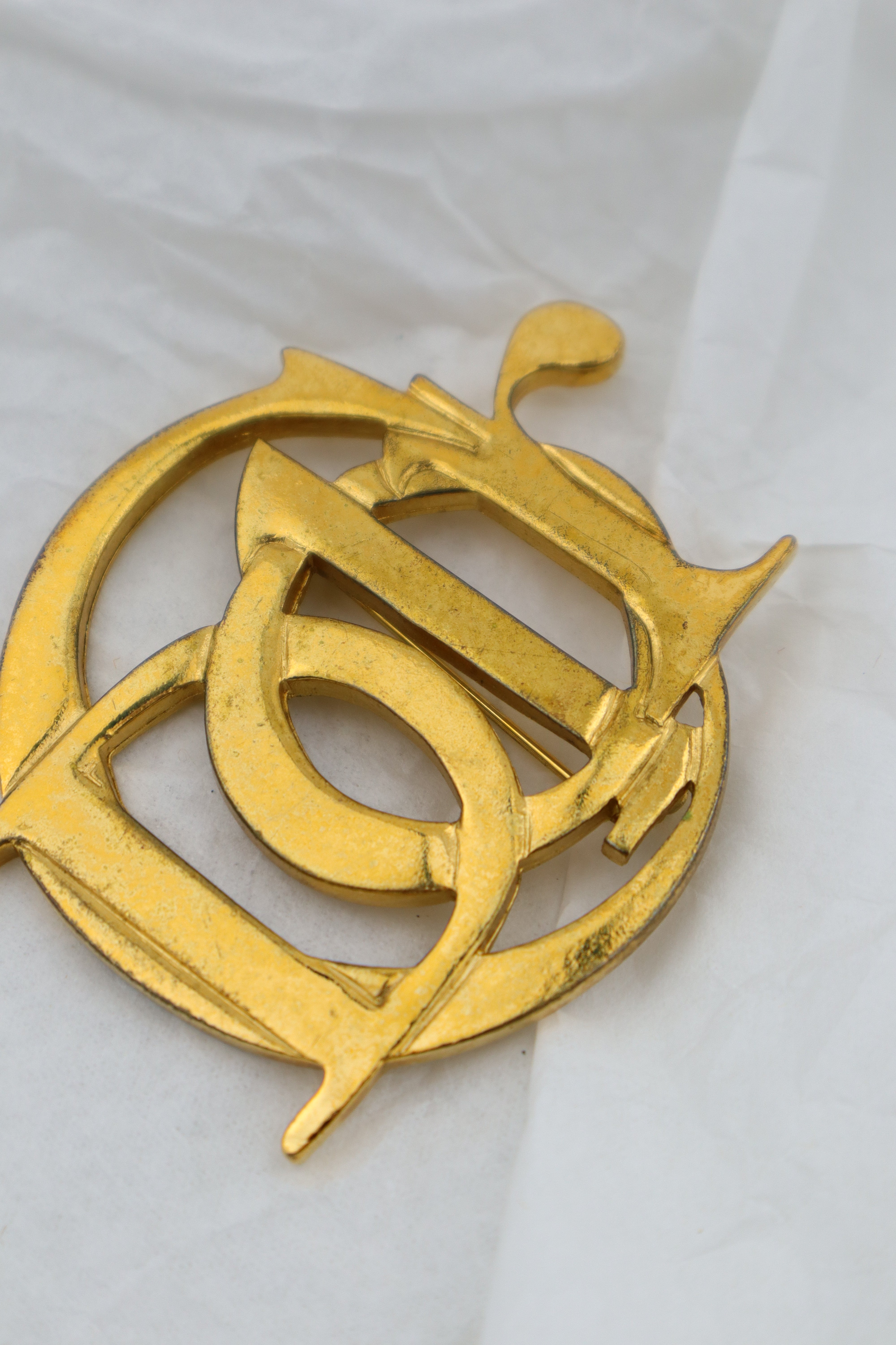 Christian Dior – broszka z monogramem CD, vintage z patyną