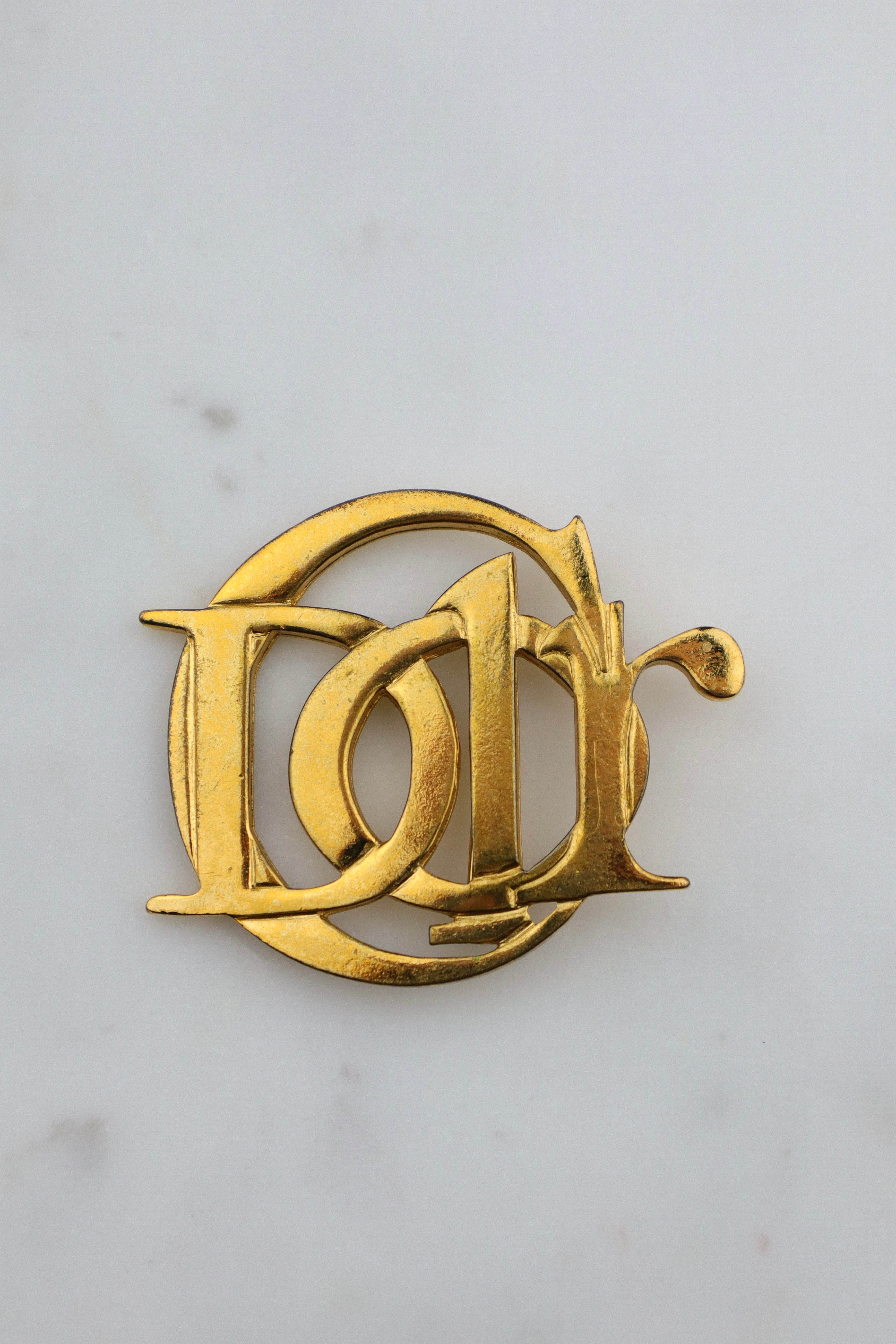 Christian Dior – broszka z monogramem CD, vintage z patyną