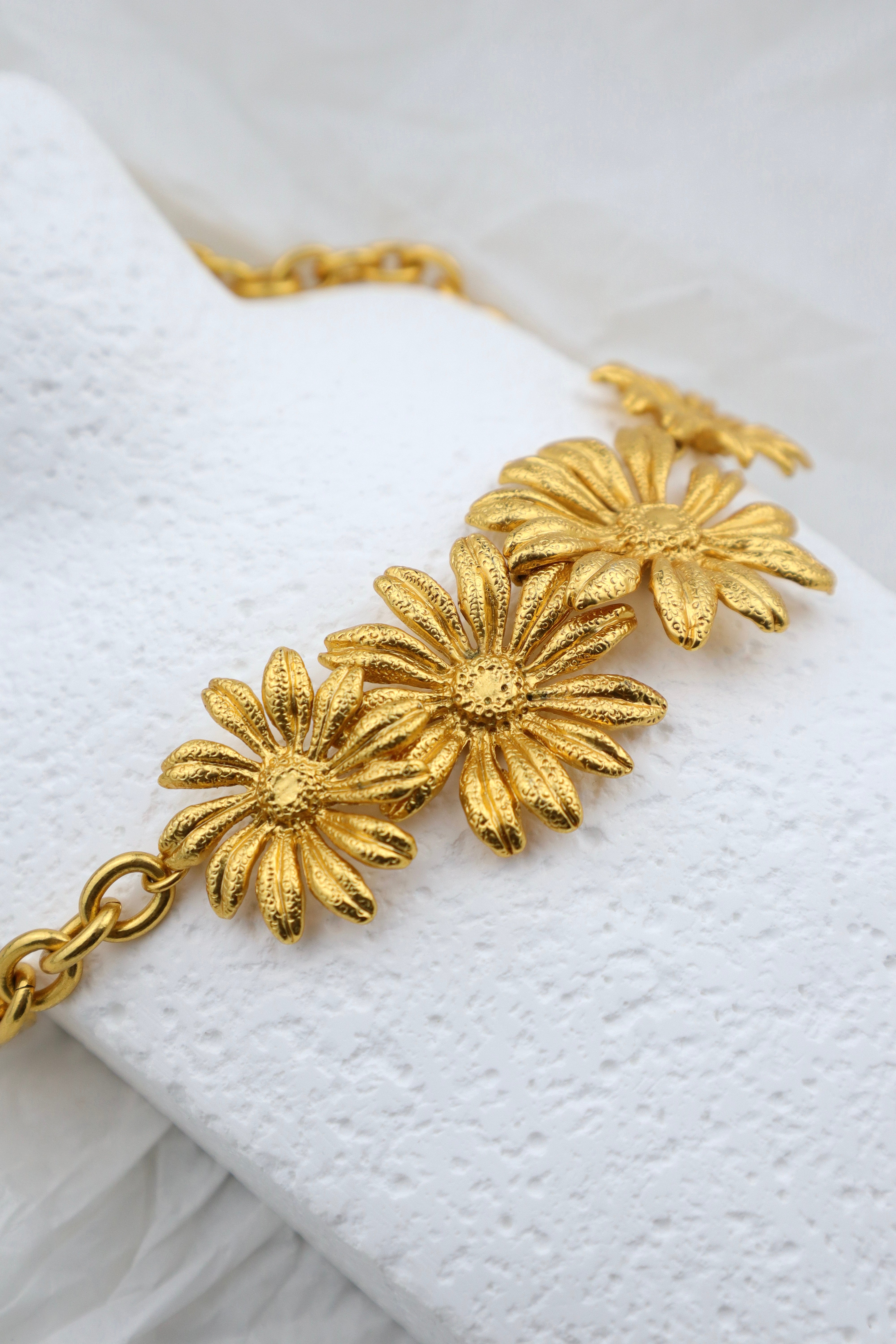 Kenzo - pozłacany naszyjnik w kwiatowy motyw