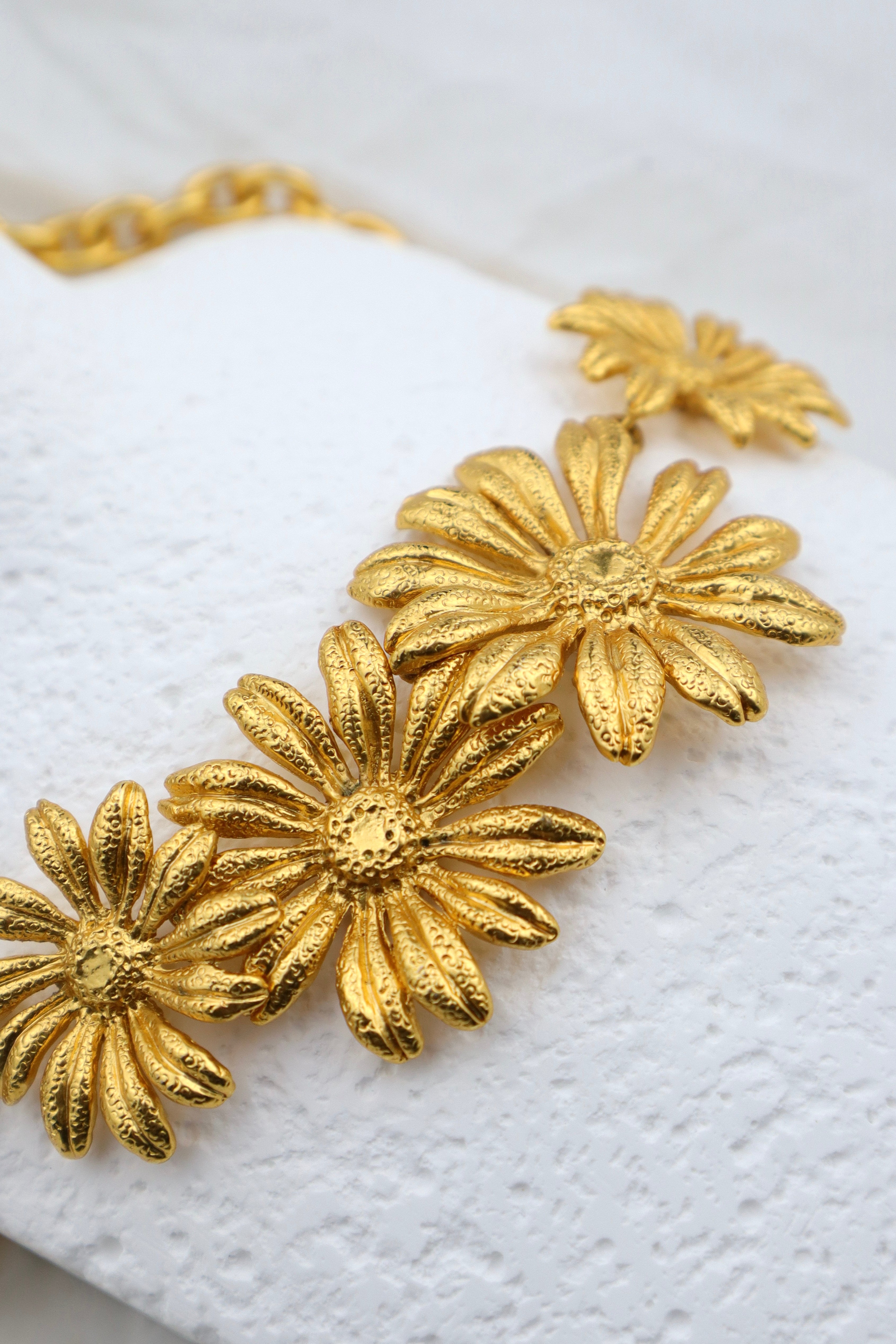 Kenzo - pozłacany naszyjnik w kwiatowy motyw