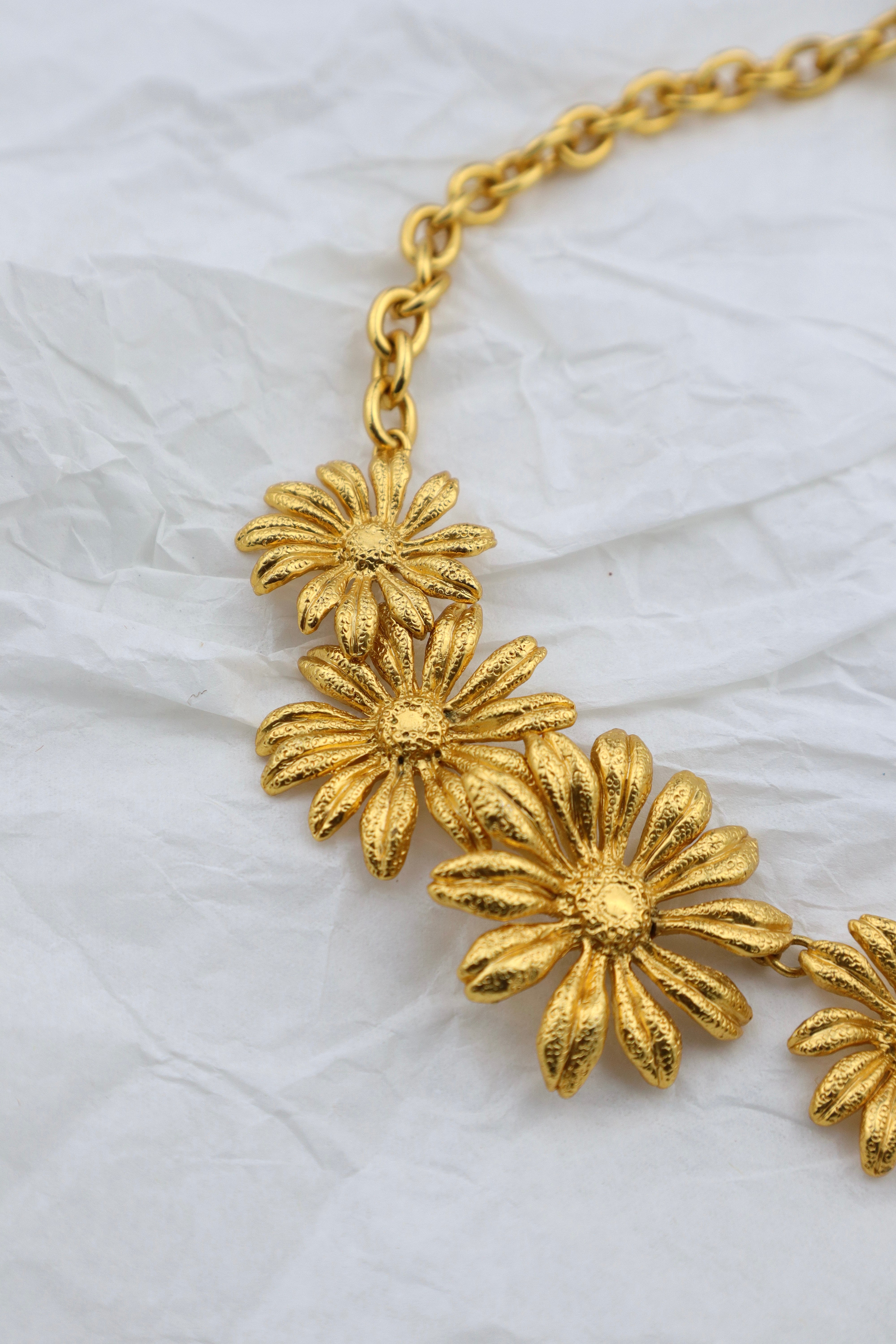 Kenzo - pozłacany naszyjnik w kwiatowy motyw