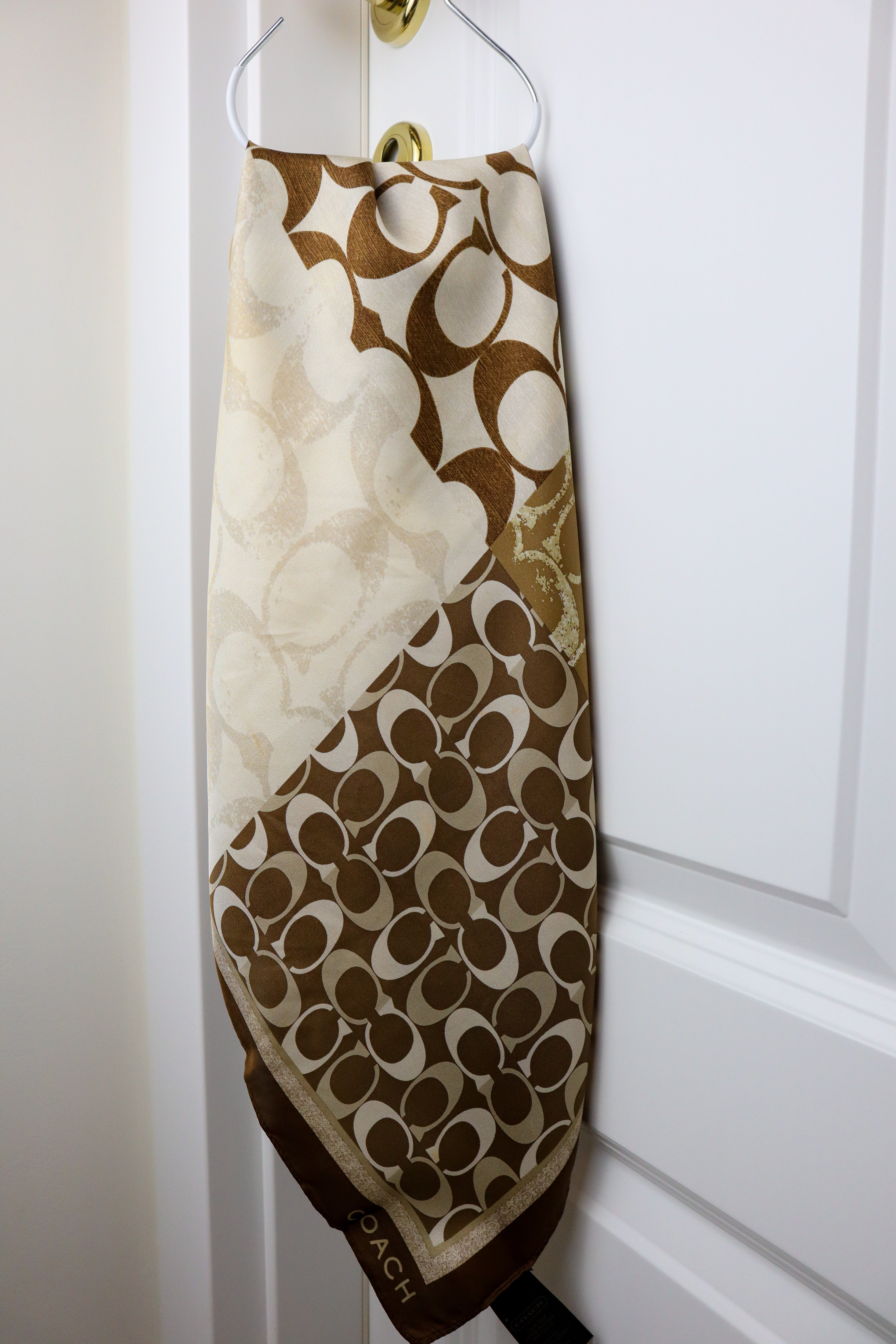 Coach –  jedwabna apaszka w Sygnowany Patchwork