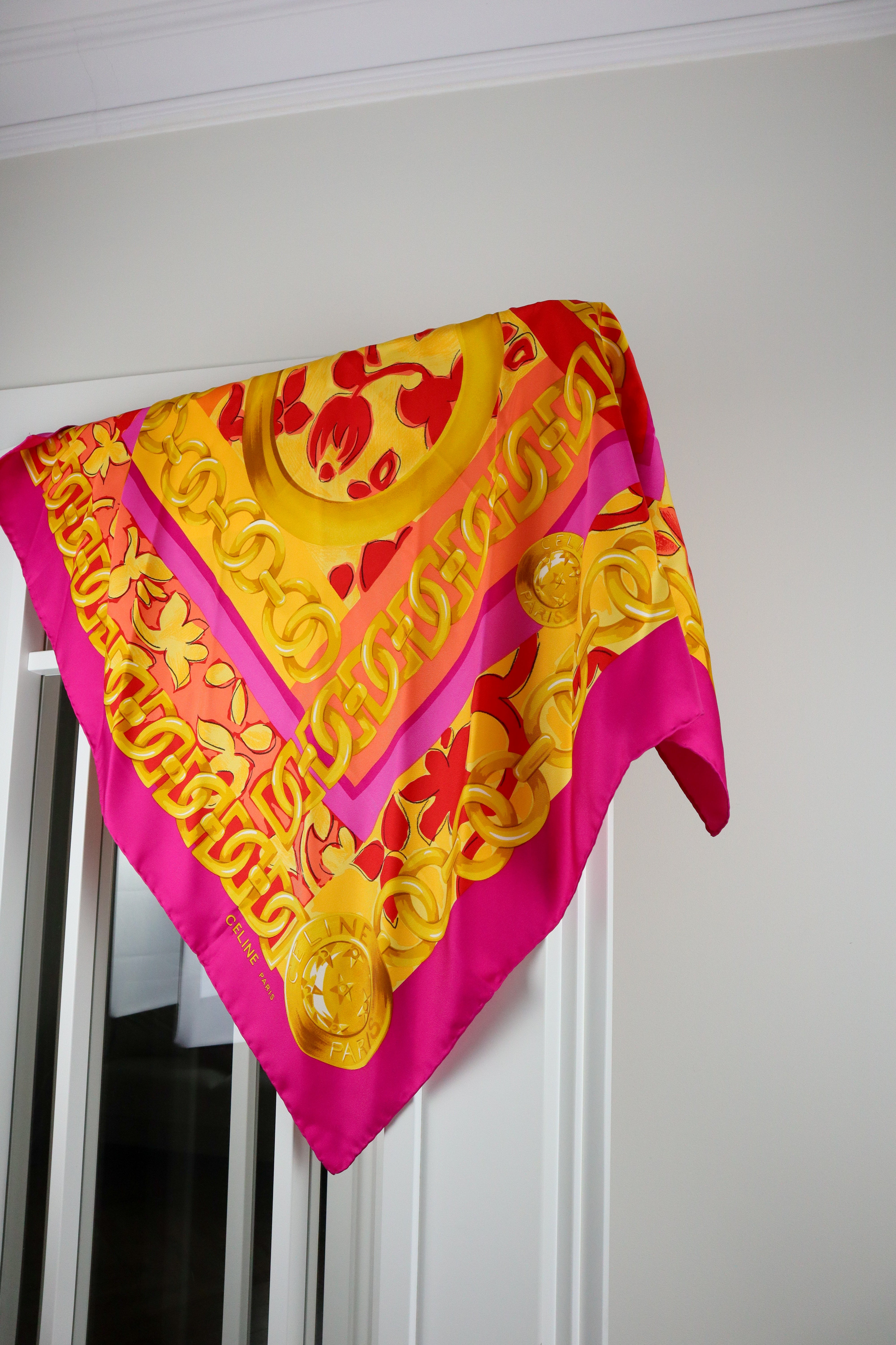 Celine - jedwabna apaszka „Royal Pink Medallion”