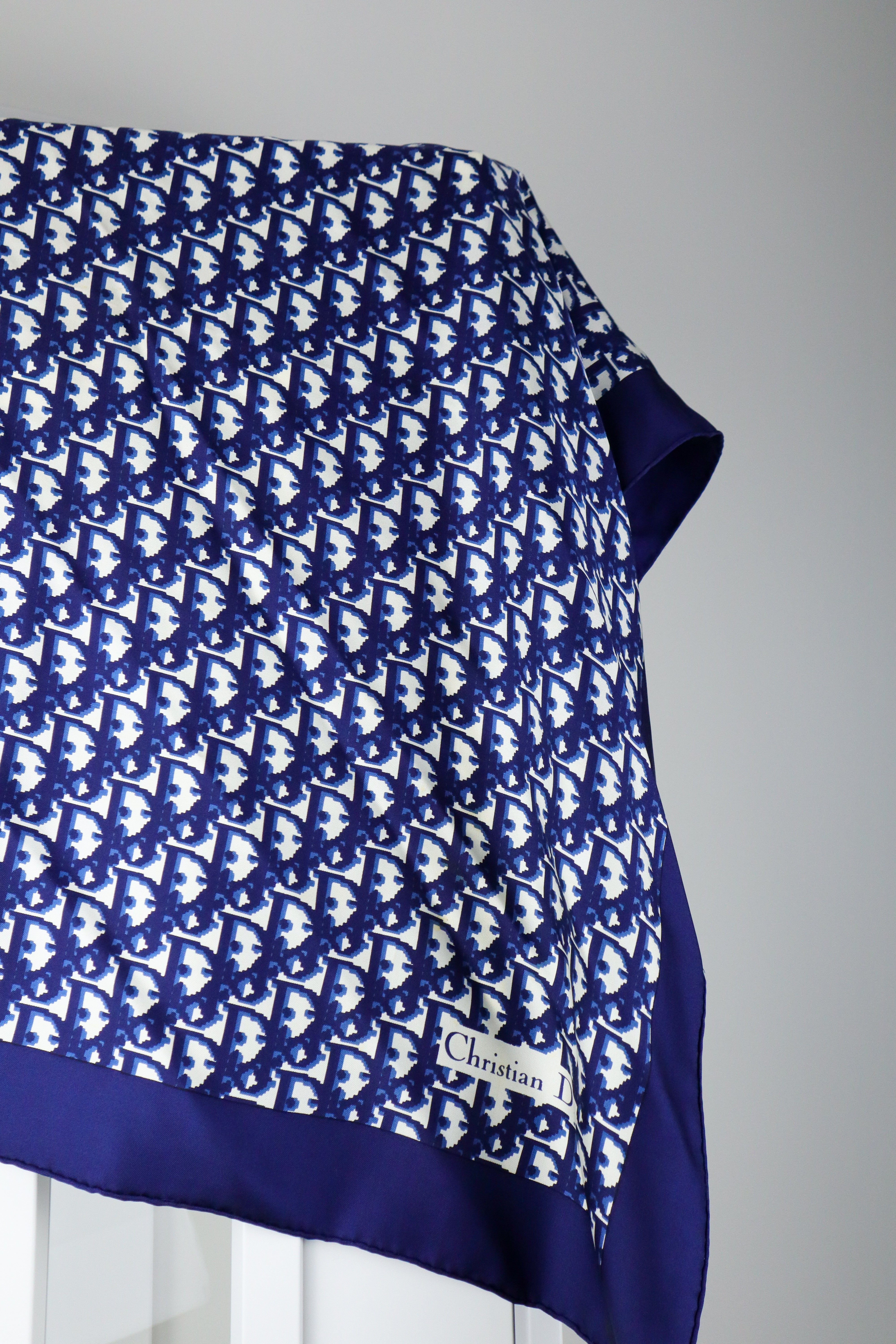 Christian Dior - jedwabna apaszka „Monogram Navy Oblique”