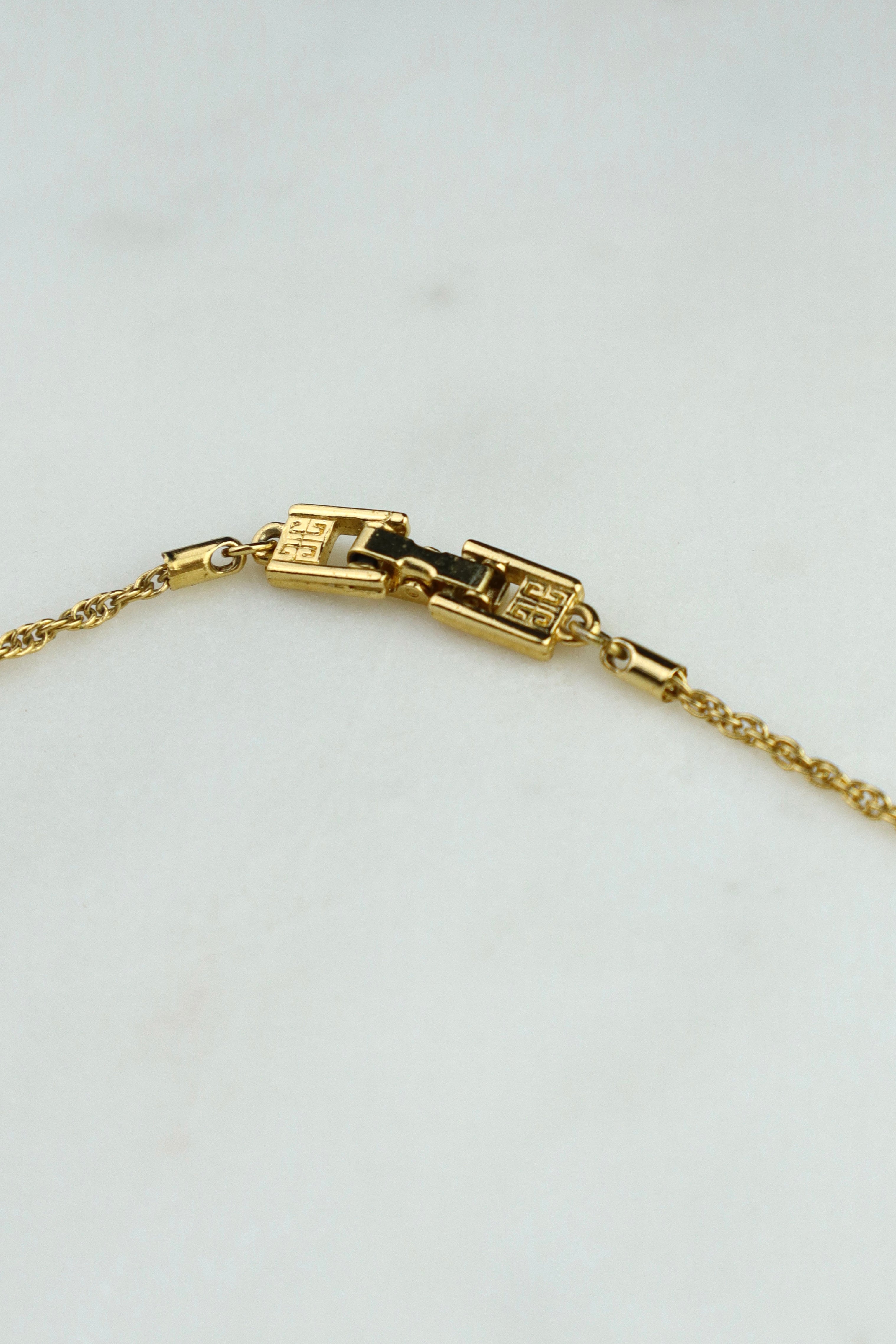 Givenchy - naszyjnik vintage z geometrycznym medalionem