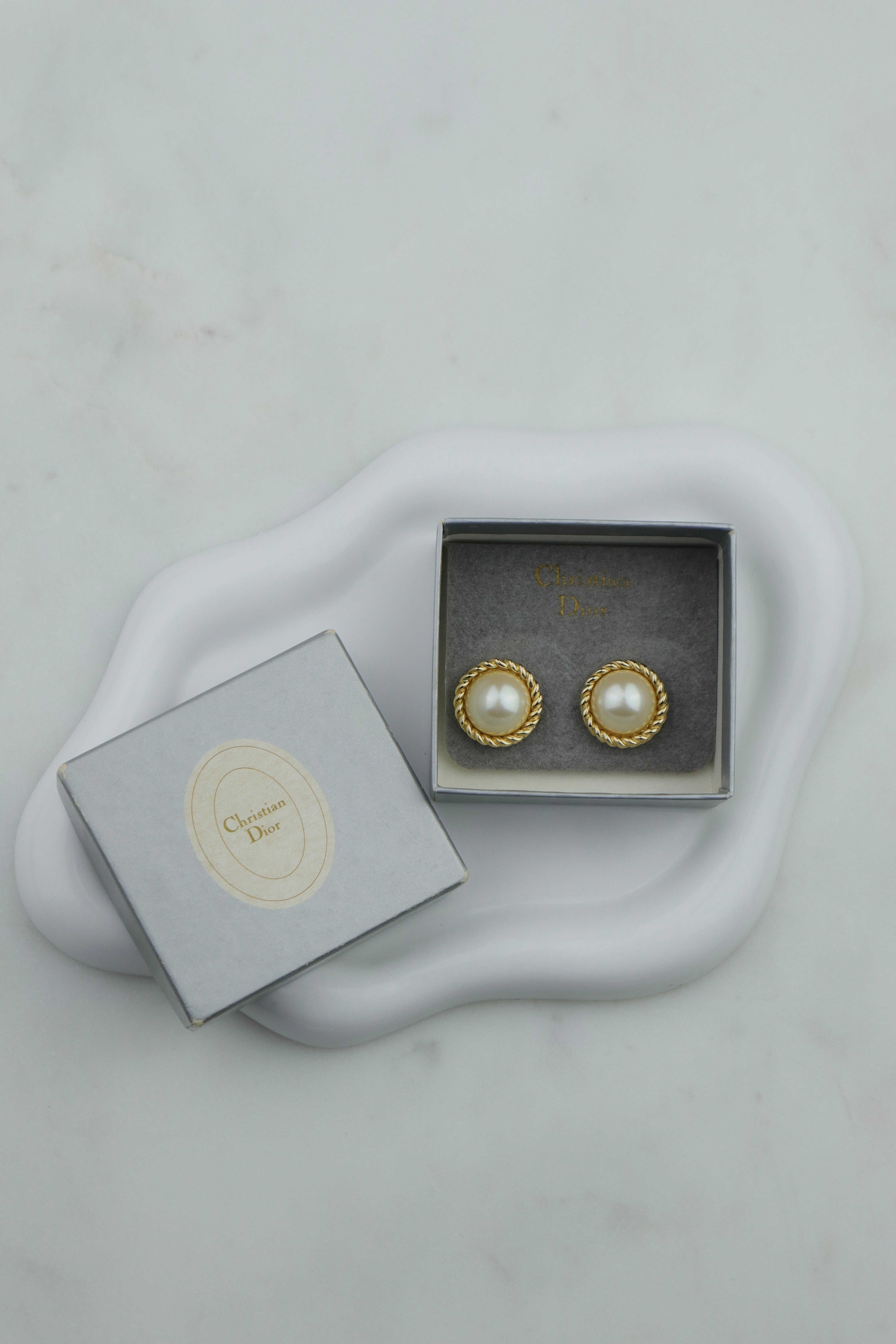 Christian Dior - małe okrągłe klipsy z perłą