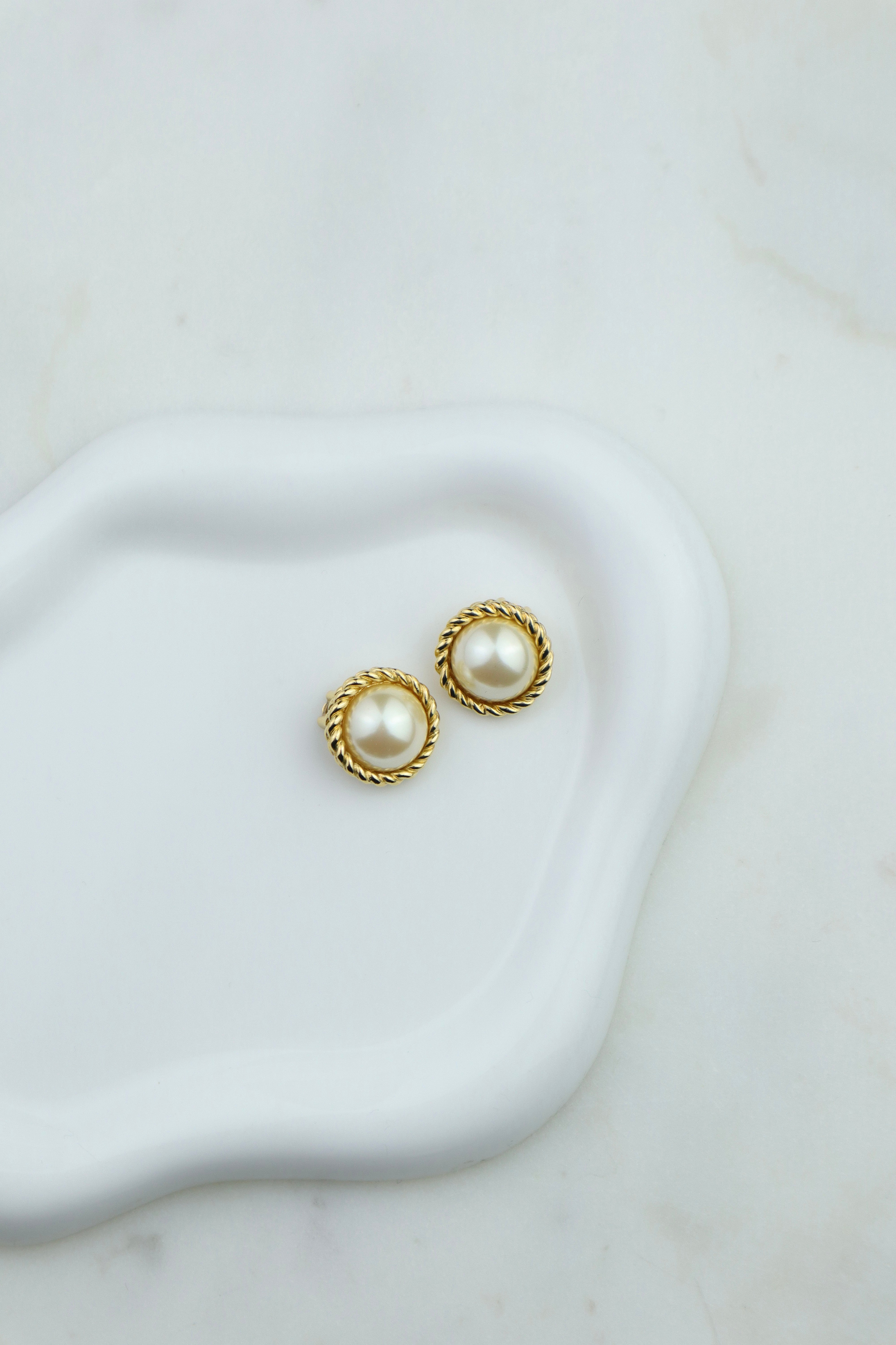 Christian Dior - małe okrągłe klipsy z perłą
