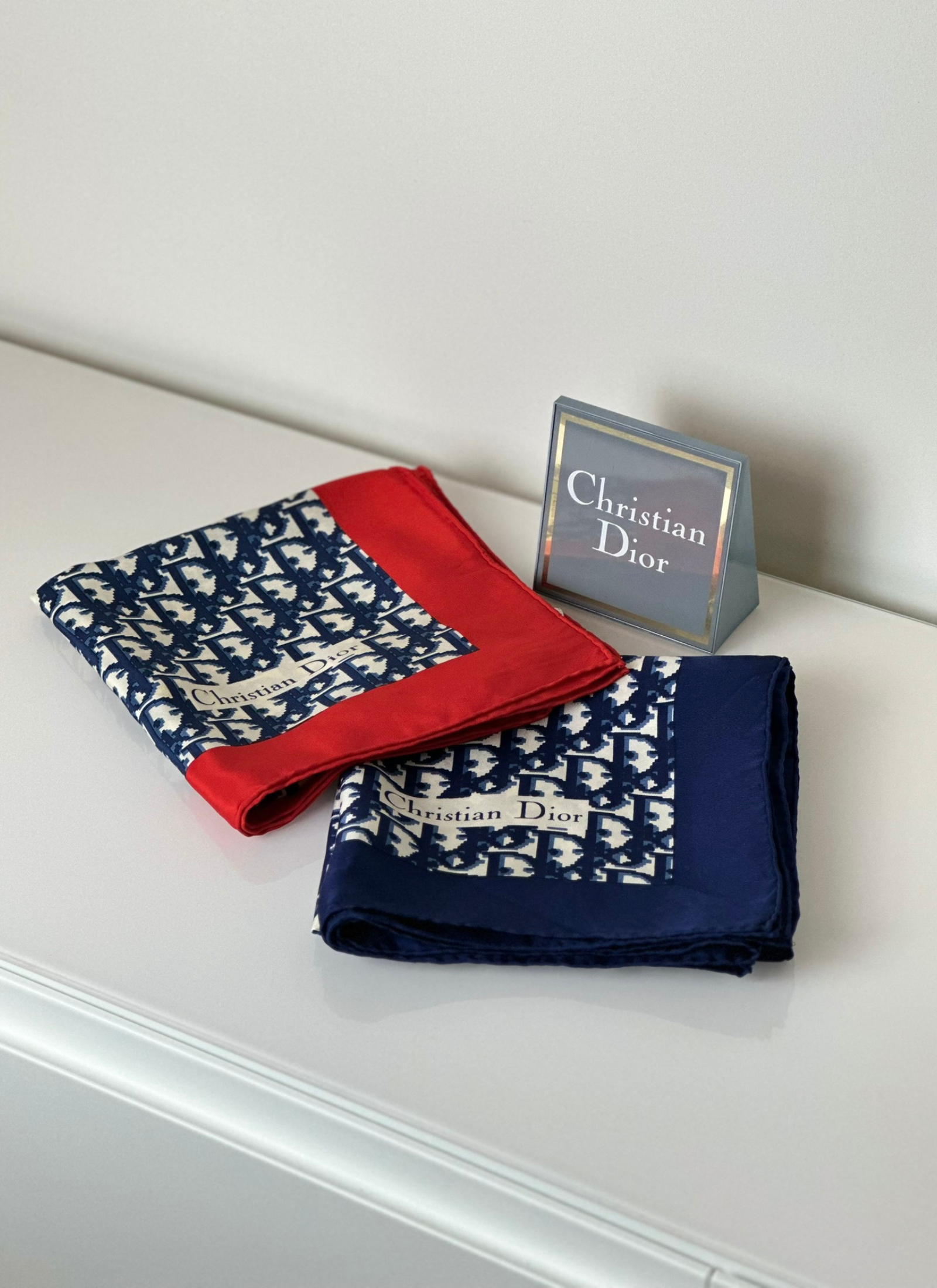 Christian Dior - jedwabna apaszka vintage w monogram z czerwonym brzegiem