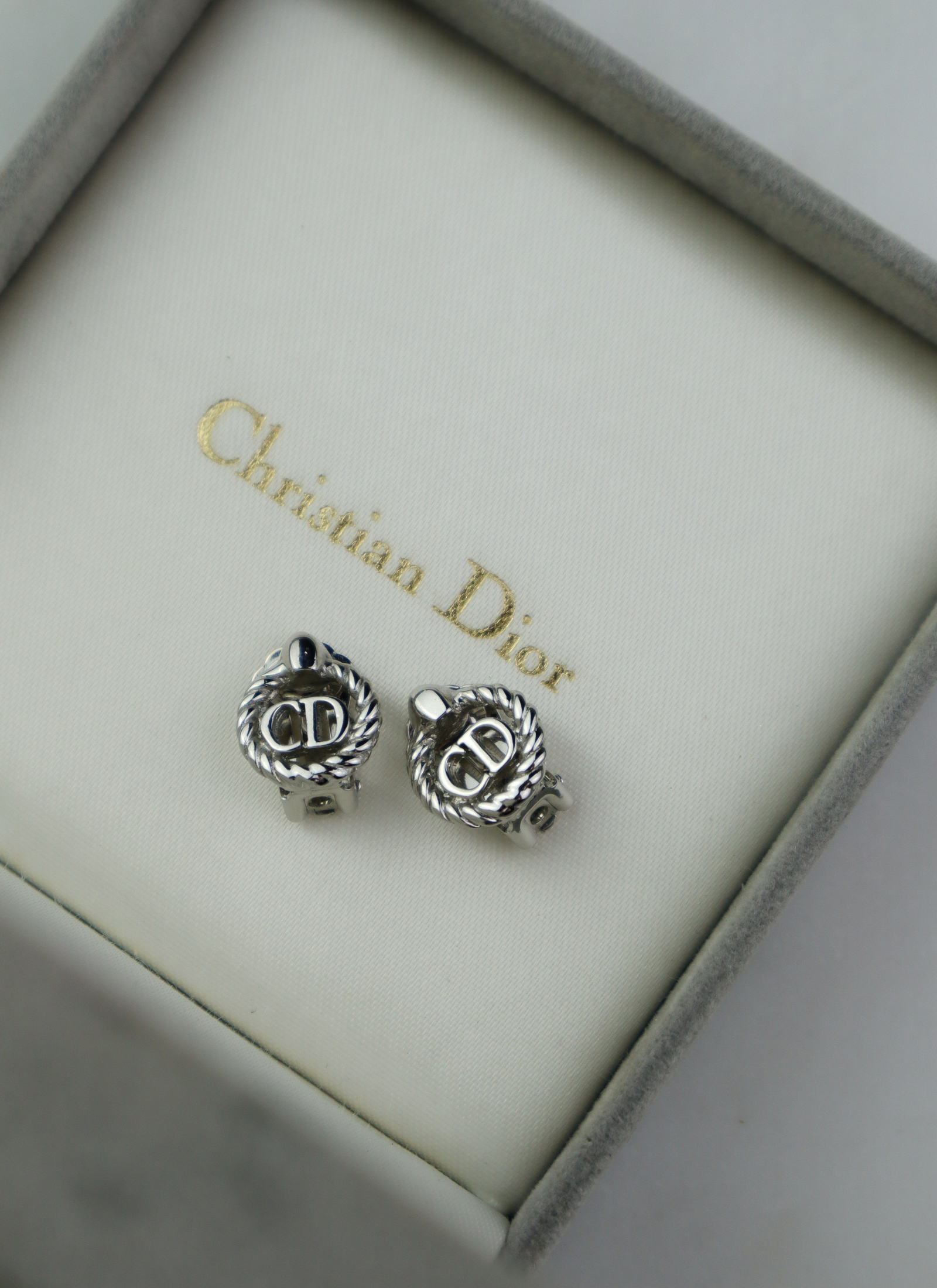 Christian Dior — klipsy vintage posrebrzane z monogramem CD