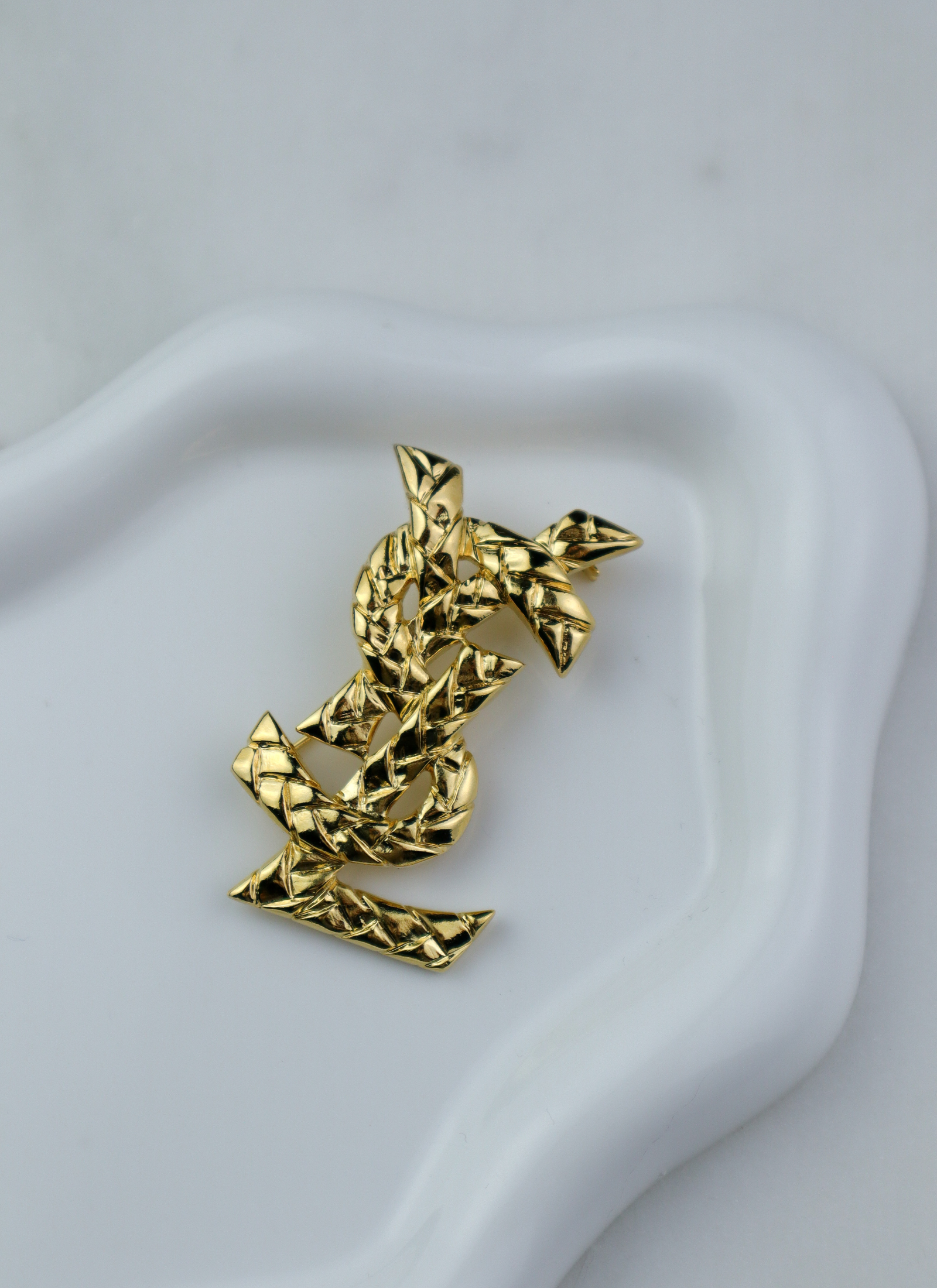 Yves Saint Laurent - broszka monogram o młotkowanej strukturze