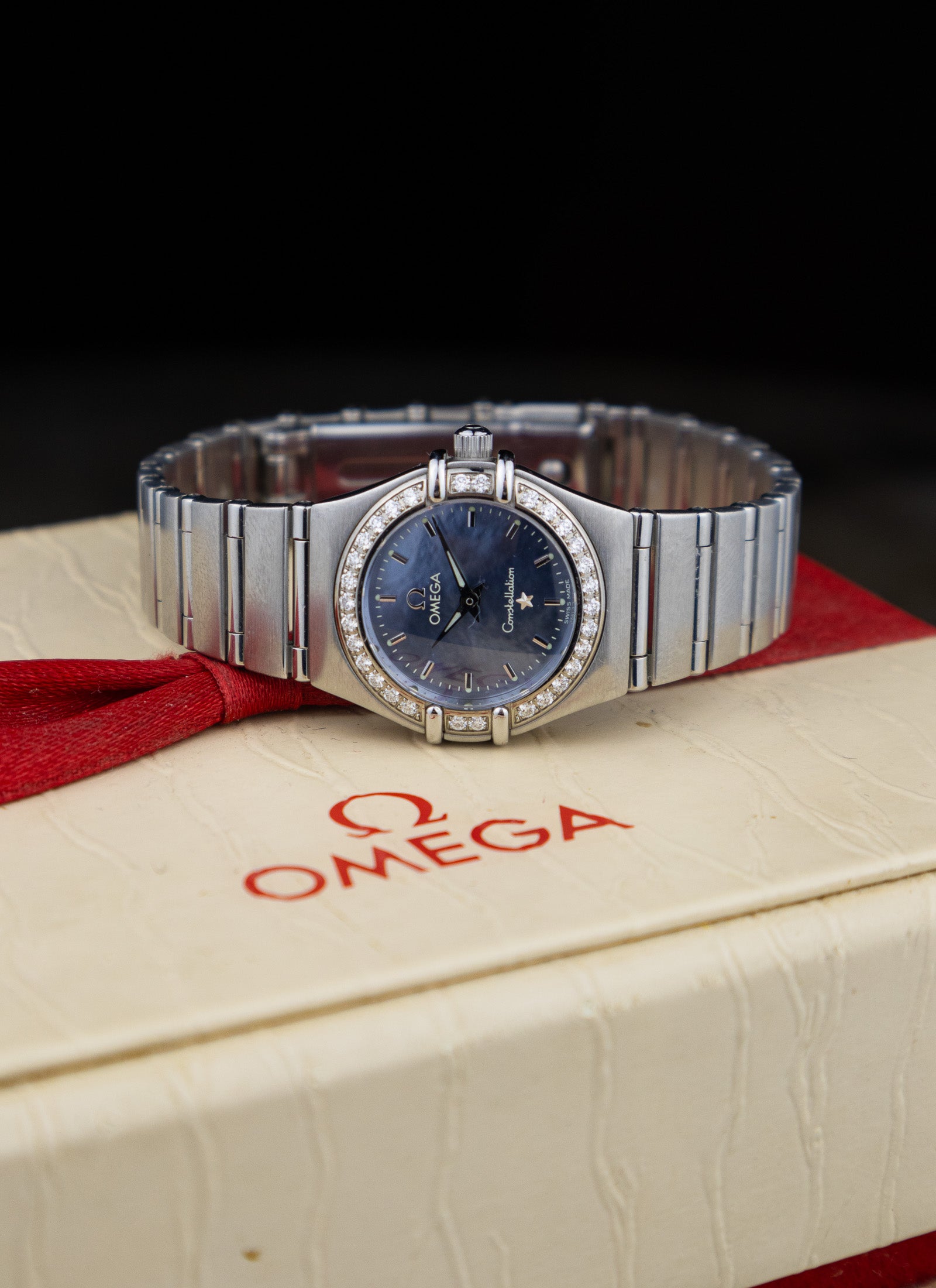 2005 Ladies Omega Constellation Manhattan Blue Mother Of Pearl Diamonds 1466.81 Full Set