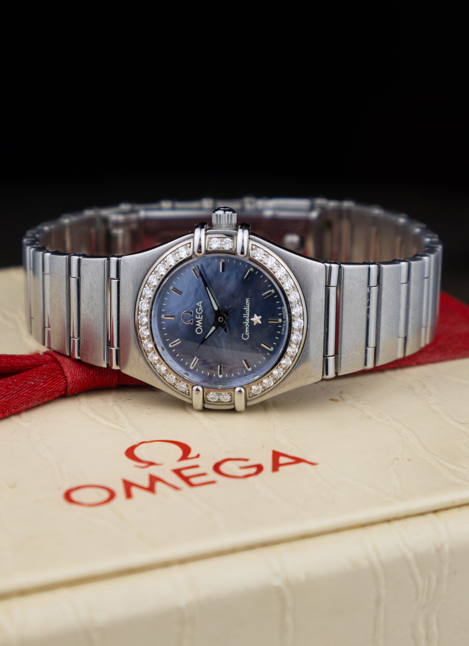 2005 Ladies Omega Constellation Manhattan Blue Mother Of Pearl Diamonds 1466.81 Full Set