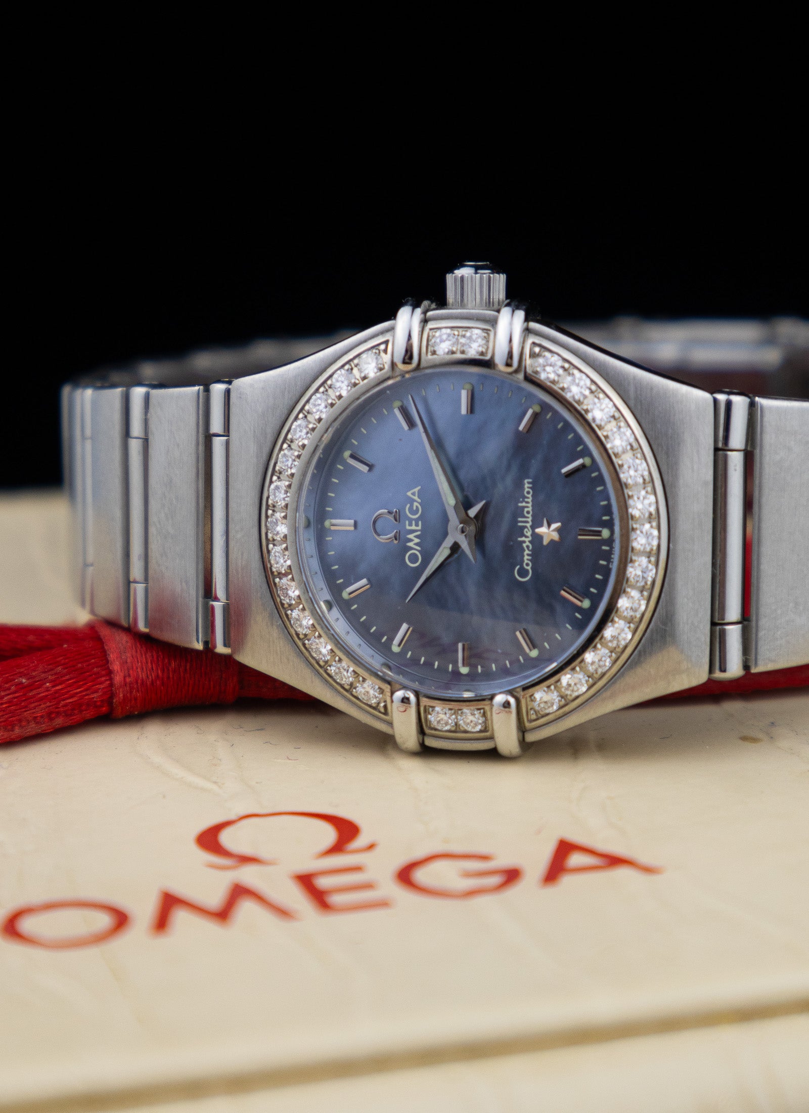 2005 Ladies Omega Constellation Manhattan Blue Mother Of Pearl Diamonds 1466.81 Full Set