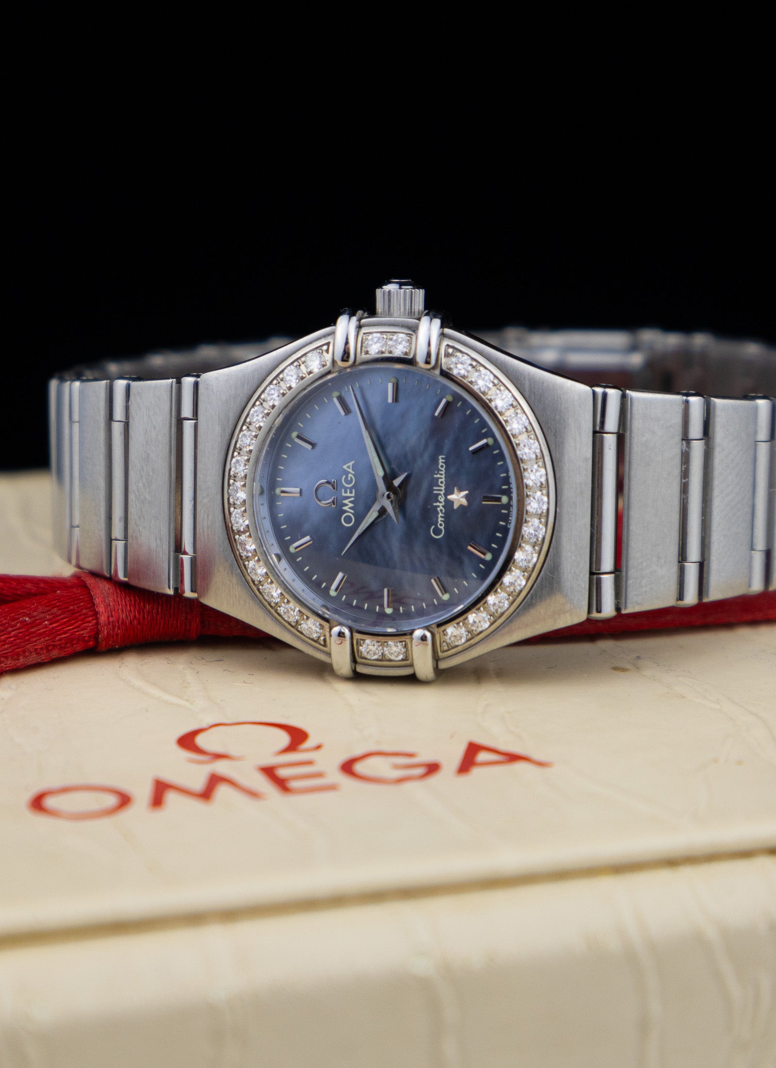 2005 Ladies Omega Constellation Manhattan Blue Mother Of Pearl Diamonds 1466.81 Full Set