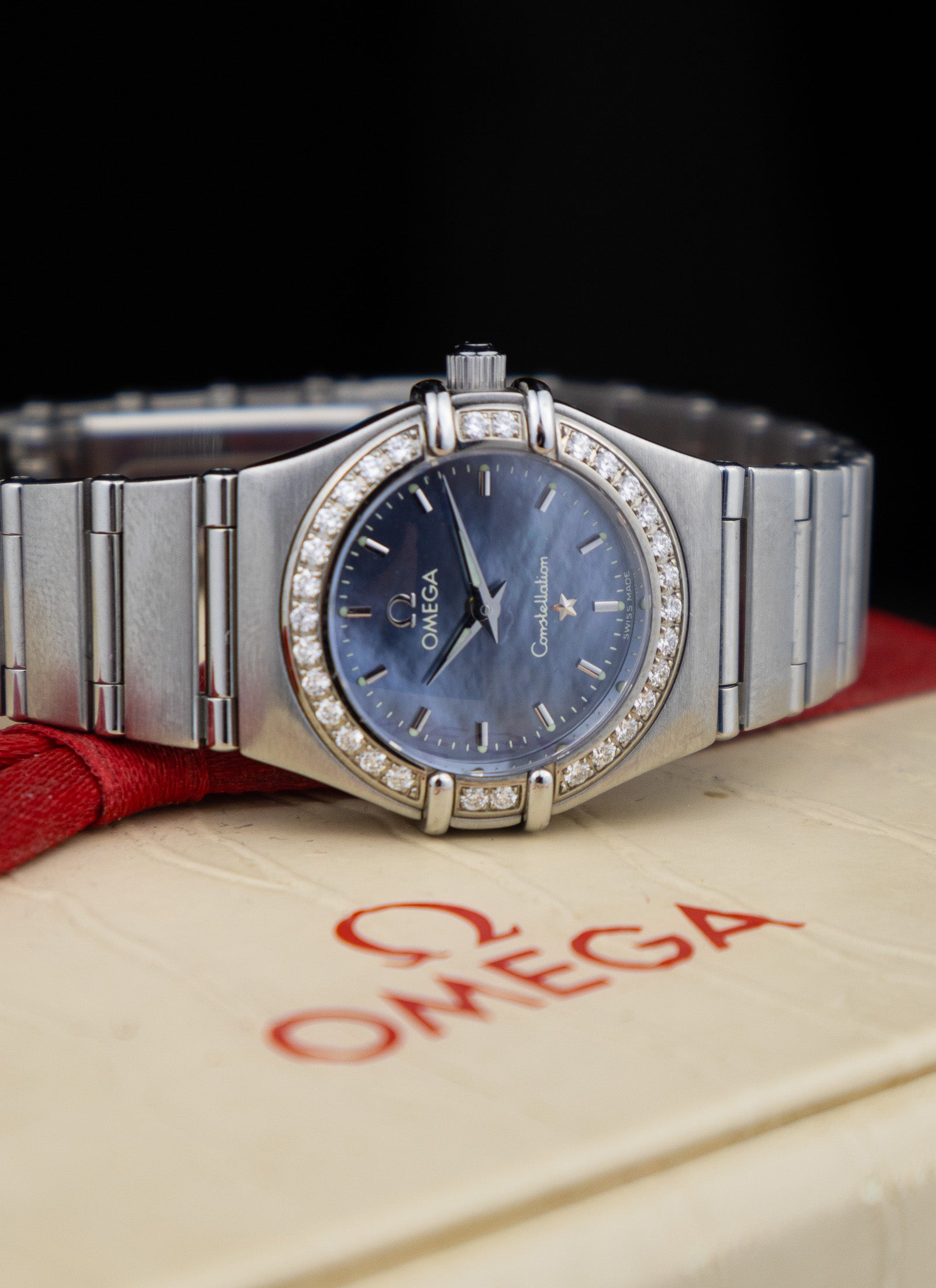 2005 Ladies Omega Constellation Manhattan Blue Mother Of Pearl Diamonds 1466.81 Full Set