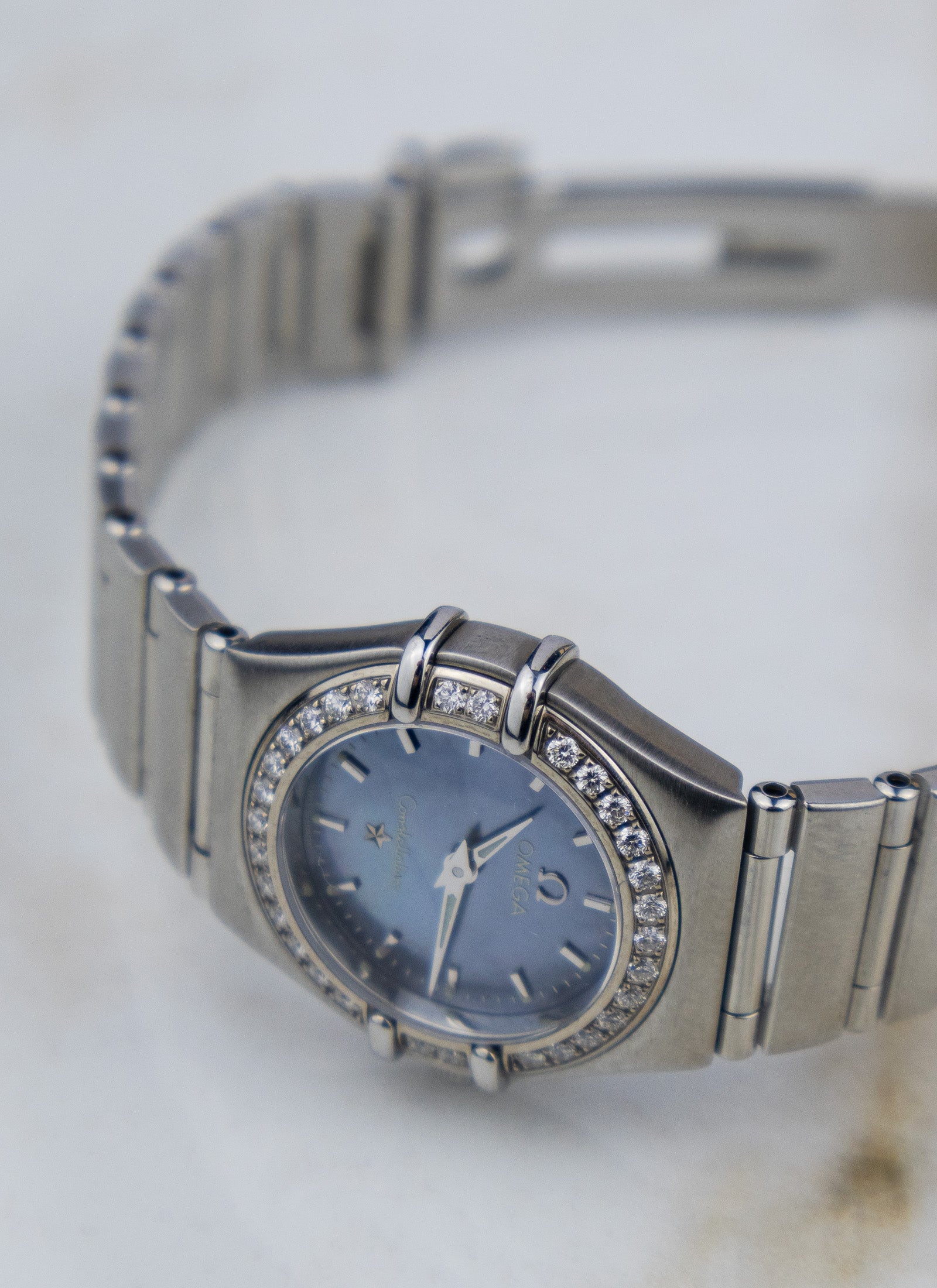 2005 Ladies Omega Constellation Manhattan Blue Mother Of Pearl Diamonds 1466.81 Full Set